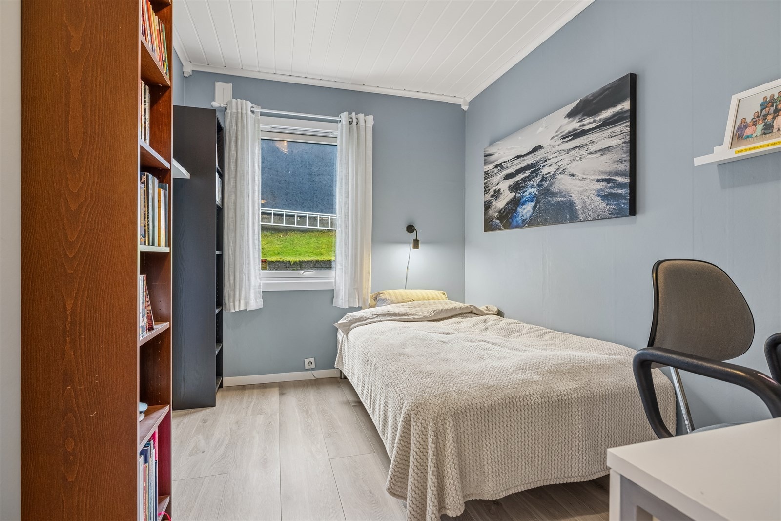 Det er 3 soverom i hovedetasjen Galleribilde