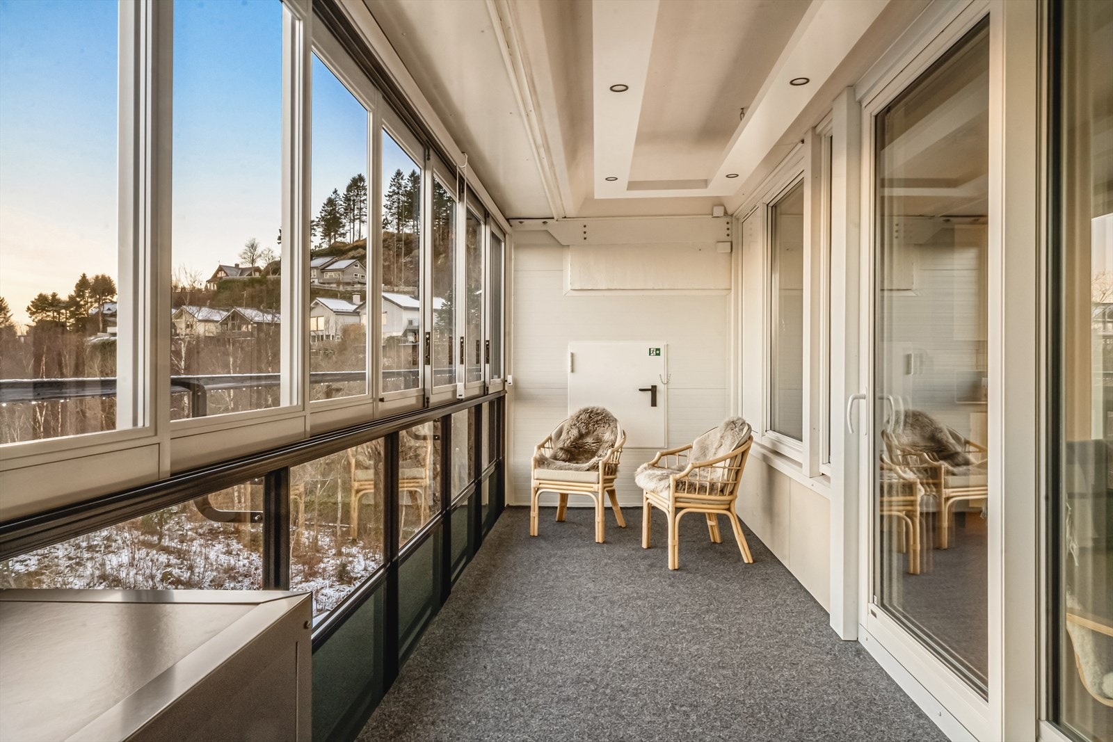 Innglassingen gjør at balkongen kan benyttes store deler av året. Galleribilde