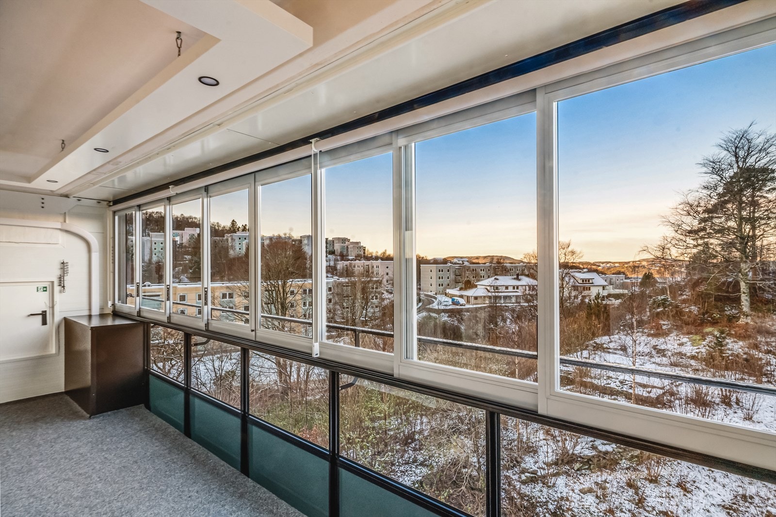 Stuen forlenges av en herlig, innglasset balkong på 13 kvm. Galleribilde