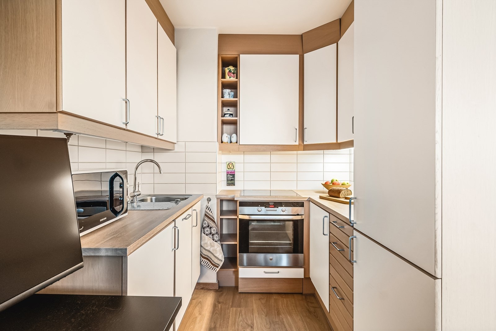 Hvitevarene består av stekeovn, platetopp, oppvaskmaskin og kjøleskap med frysedel. Galleribilde