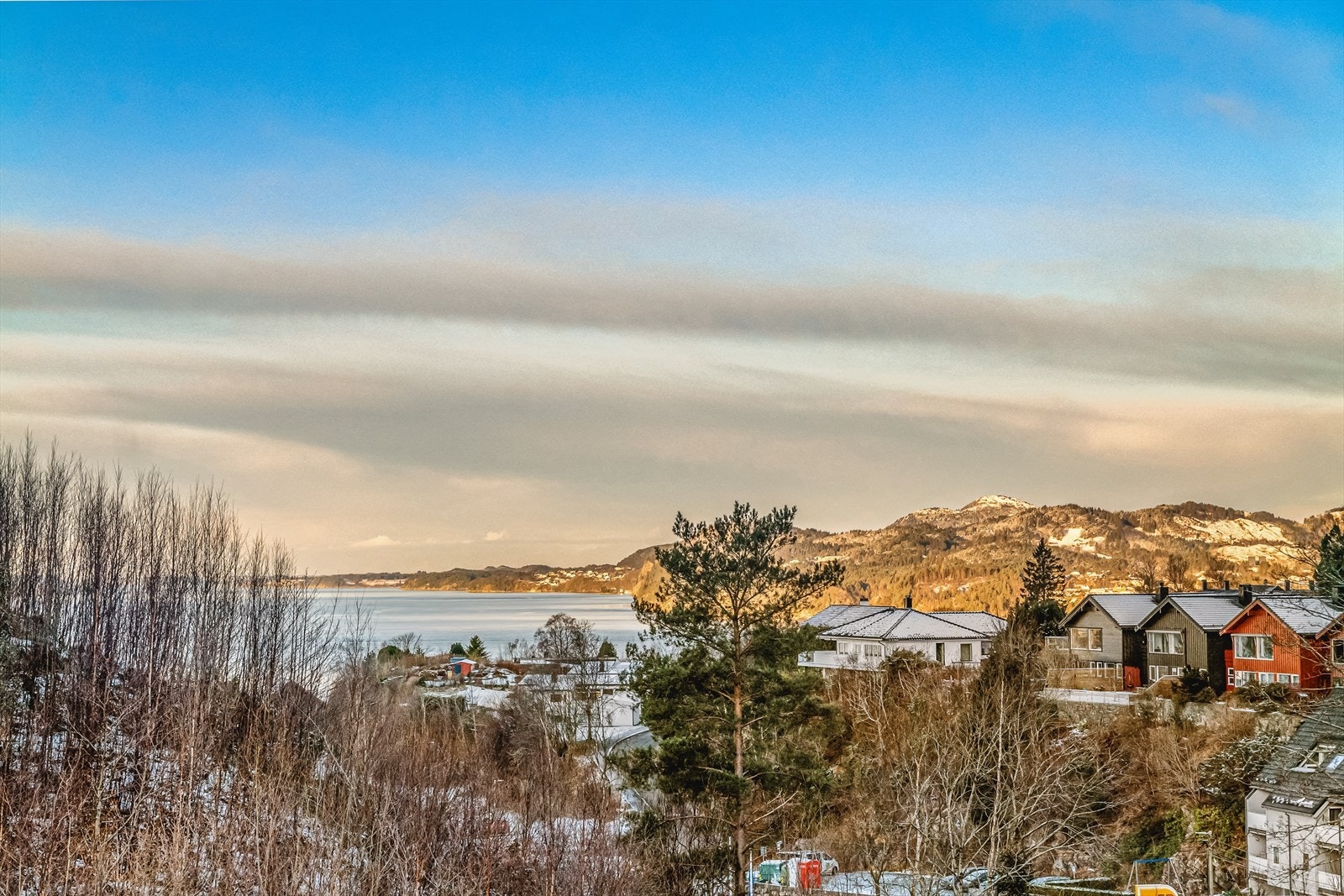 Leiligheten ligger fint til i byggets 6. etasje, med en herlig innglasset balkong hvor du kan nyte en fantastisk utsikt. Galleribilde