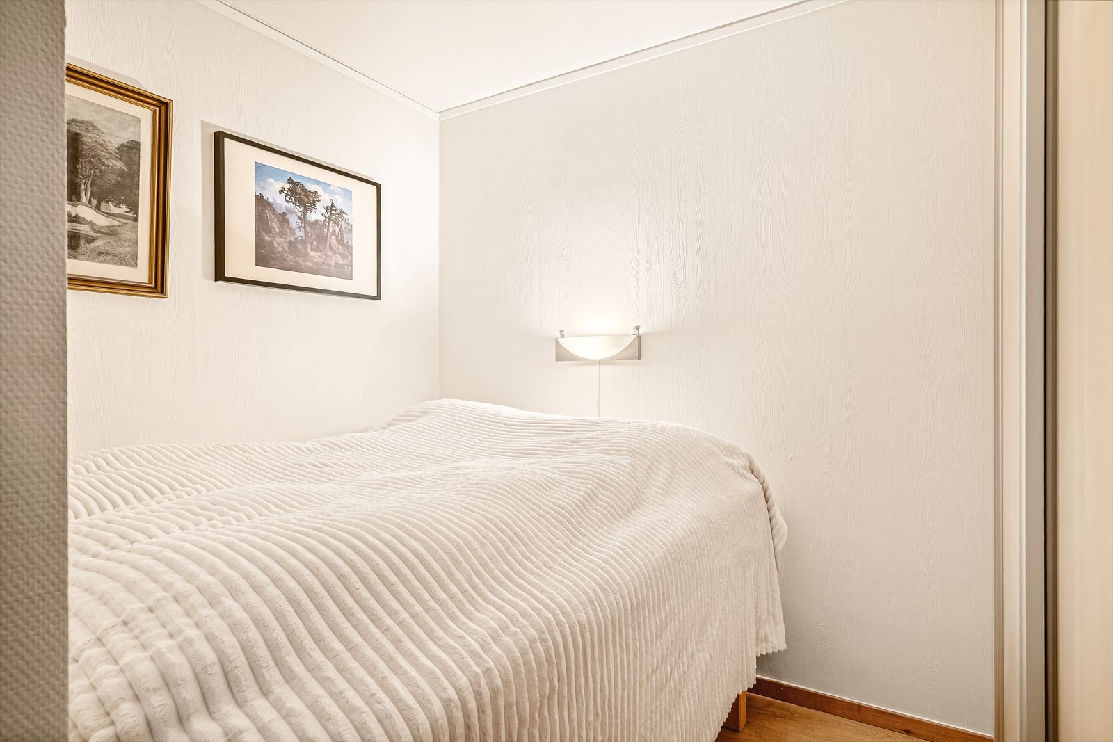 Sovealkoven er adskilt fra stuen med praktisk skyvedørsgarderobe som gir rikelig med oppbevaringsplass. Galleribilde