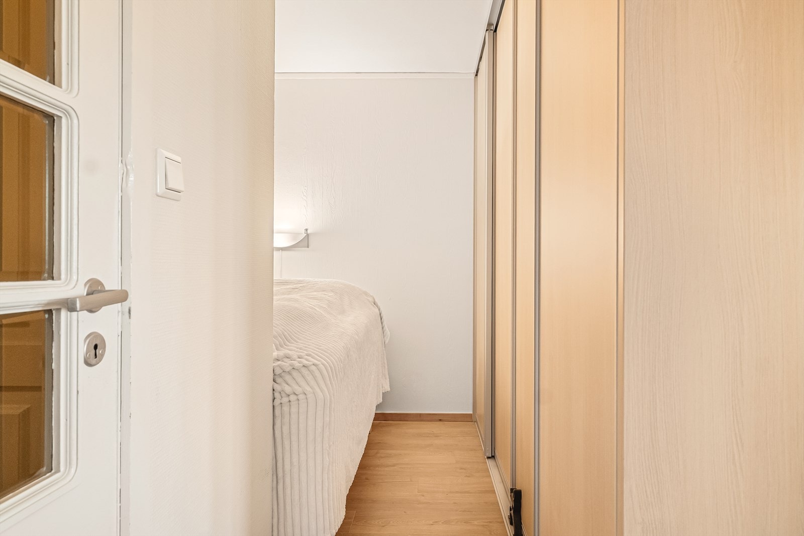 Fra entréen kommer man videre inn til leilighetens oppholdsrom med stue og sovealkove. Galleribilde