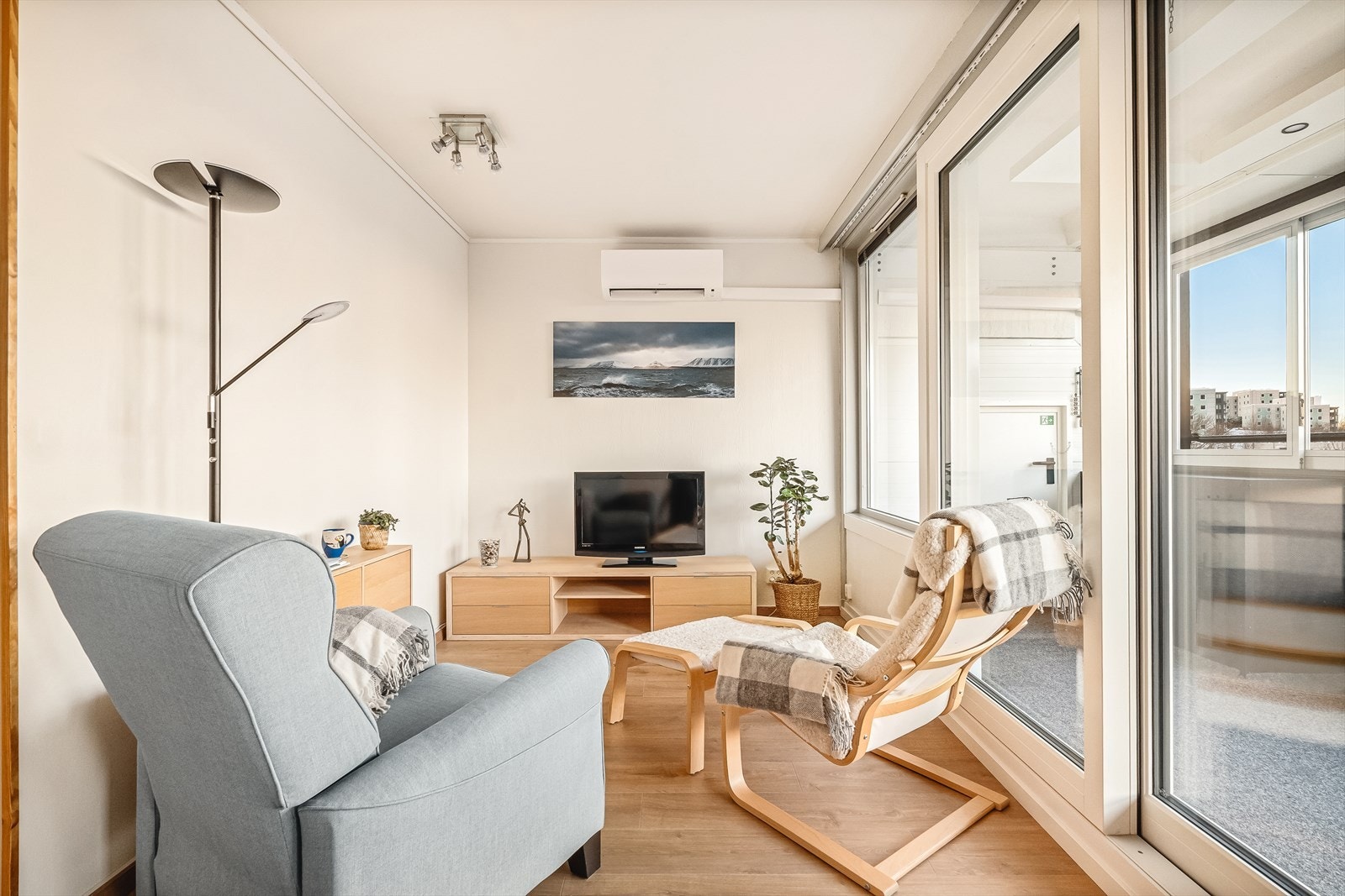 I stuen er det plass til sofagruppe med tilhørende møblement som bord og tv-benk. Galleribilde