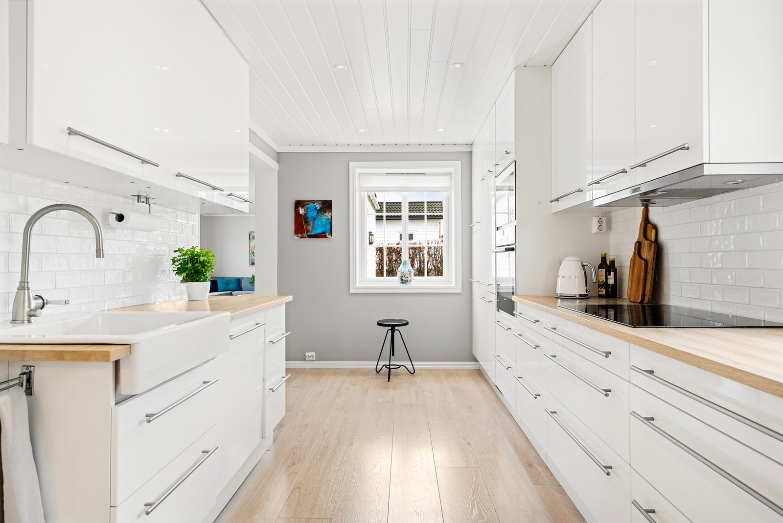 Åpne og gjennomtenkte løsninger som gir en naturlig flyt mellom rommene og skaper en luftig og behagelig romfølelse i hverdagen Galleribilde