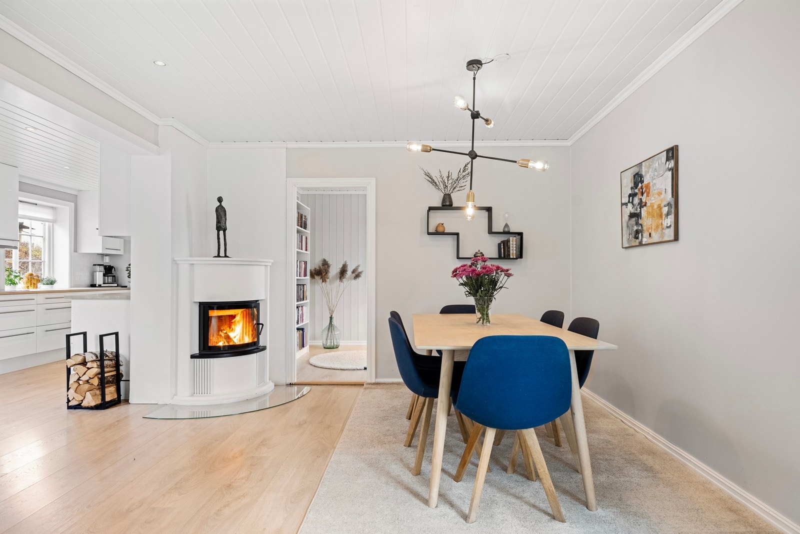 Her har du plass til romslig spisestue hvor du kan invitere til et godt måltid samtidig som peisovnen bidrar med en lun atmosfære Galleribilde