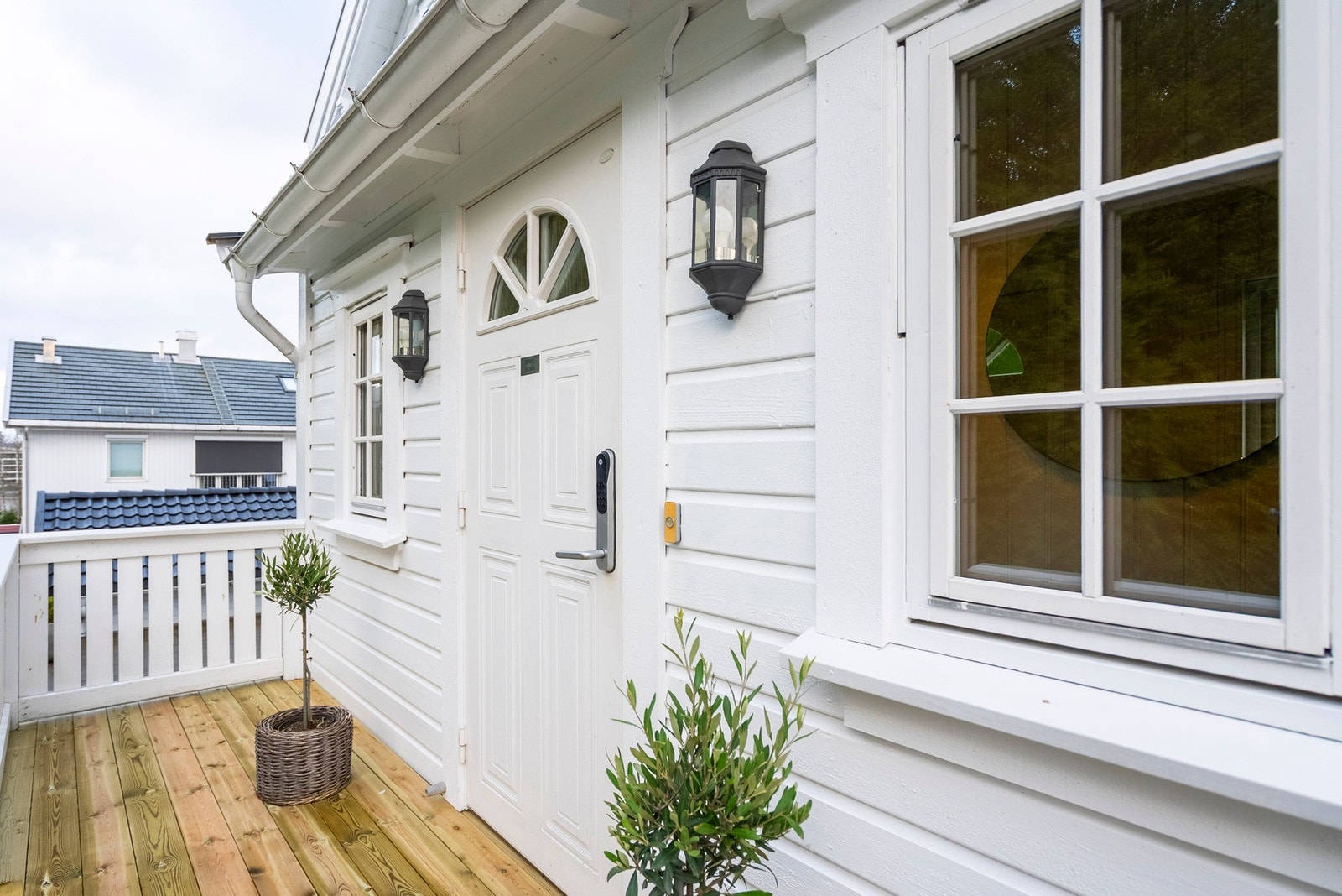 Velkommen inn - her møtes du av nøkkelfri adkomst direkte inn i høy 1. etasje, som gir en enkel, trygg og moderne inngang til boligen Galleribilde