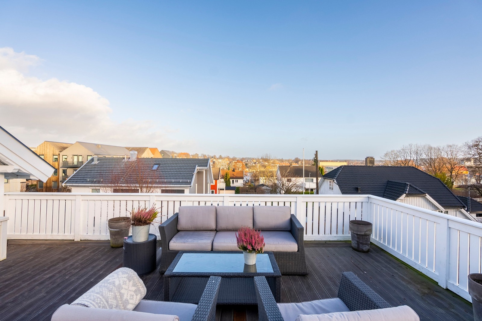 Her har du et høyt og fritt utsyn over området og byen Galleribilde