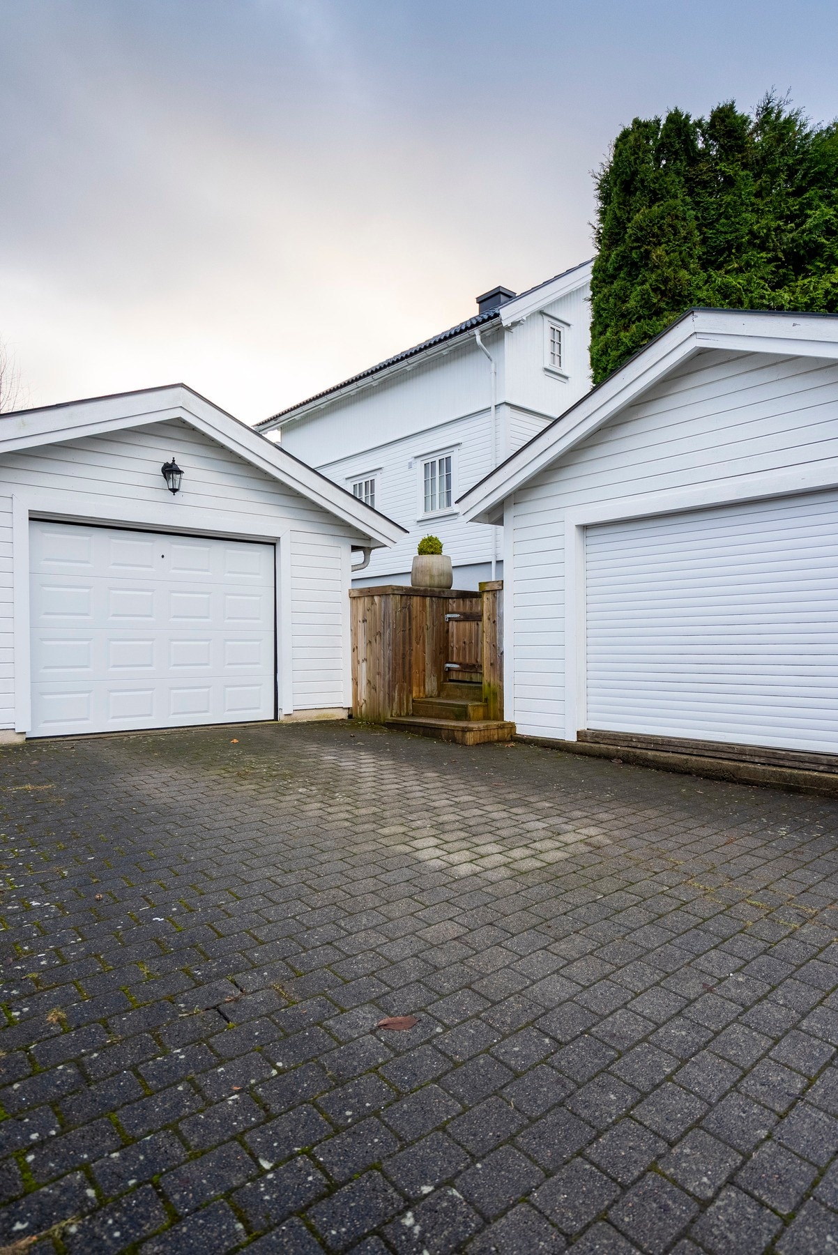 God plass til parkering og praktisk steinbelagt gårdsplass Galleribilde