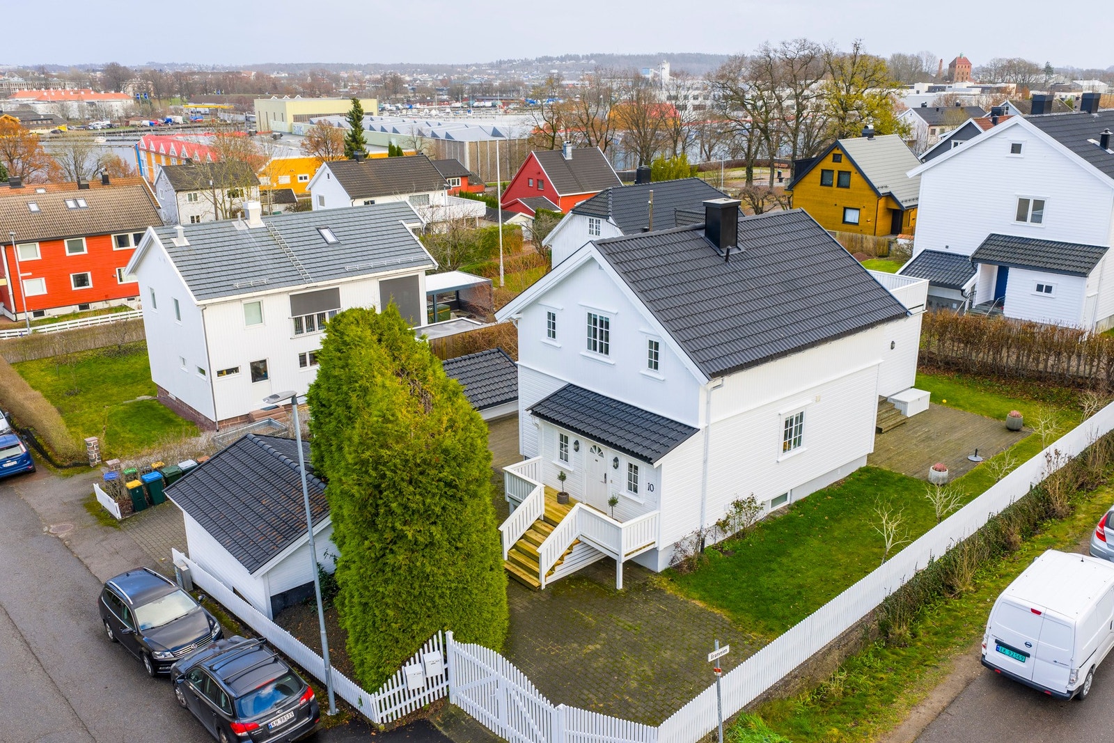 En romslig enebolig på stor tomt, med attraktiv beliggenhet som kombinerer nærhet til sentrum med et trygt og barnevennlig nabolag Galleribilde