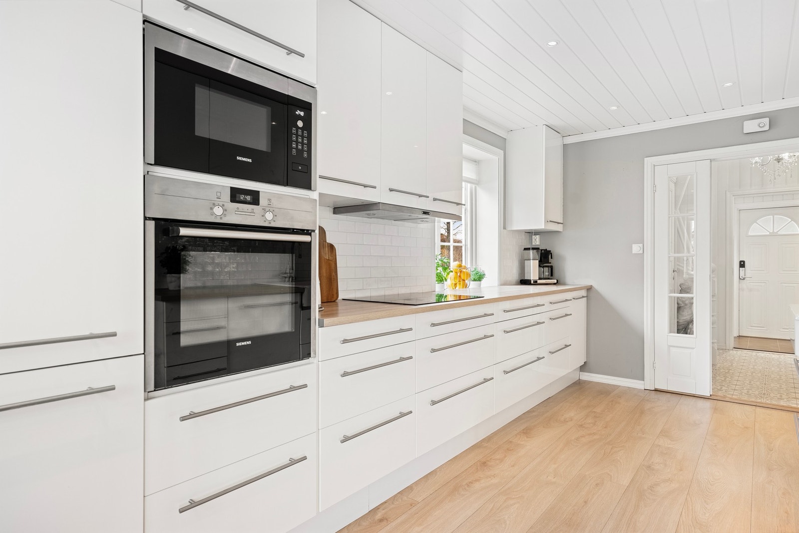 Kombinasjonen med integrerte hvitevarer og glatte fronter på innredningen skaper et moderne uttrykk Galleribilde