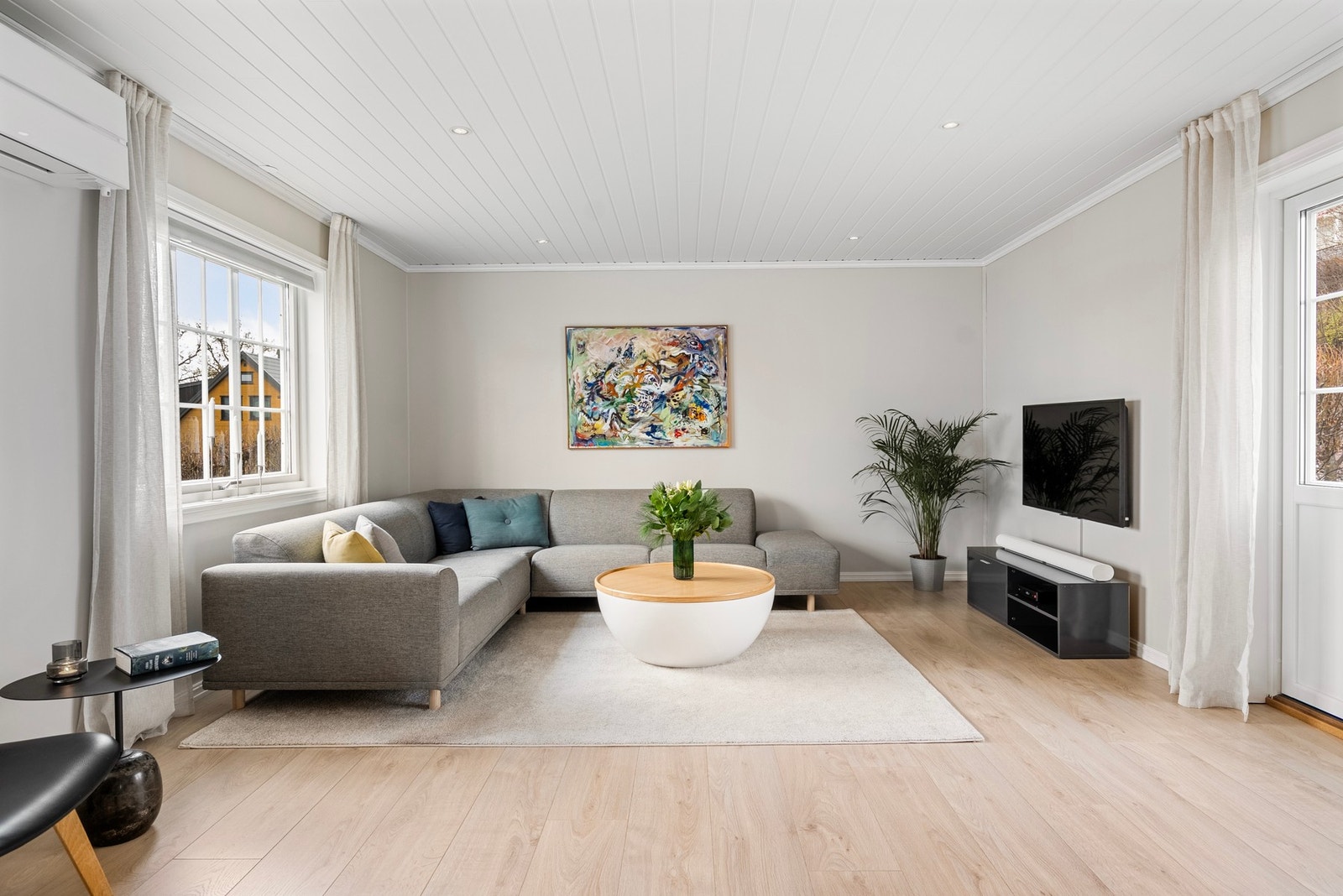 Rommets gode størrelse gir rikelig med plass til møblering som samler alle, samtidig som rommet bevarer en luftig og behagelig romfølelse Galleribilde