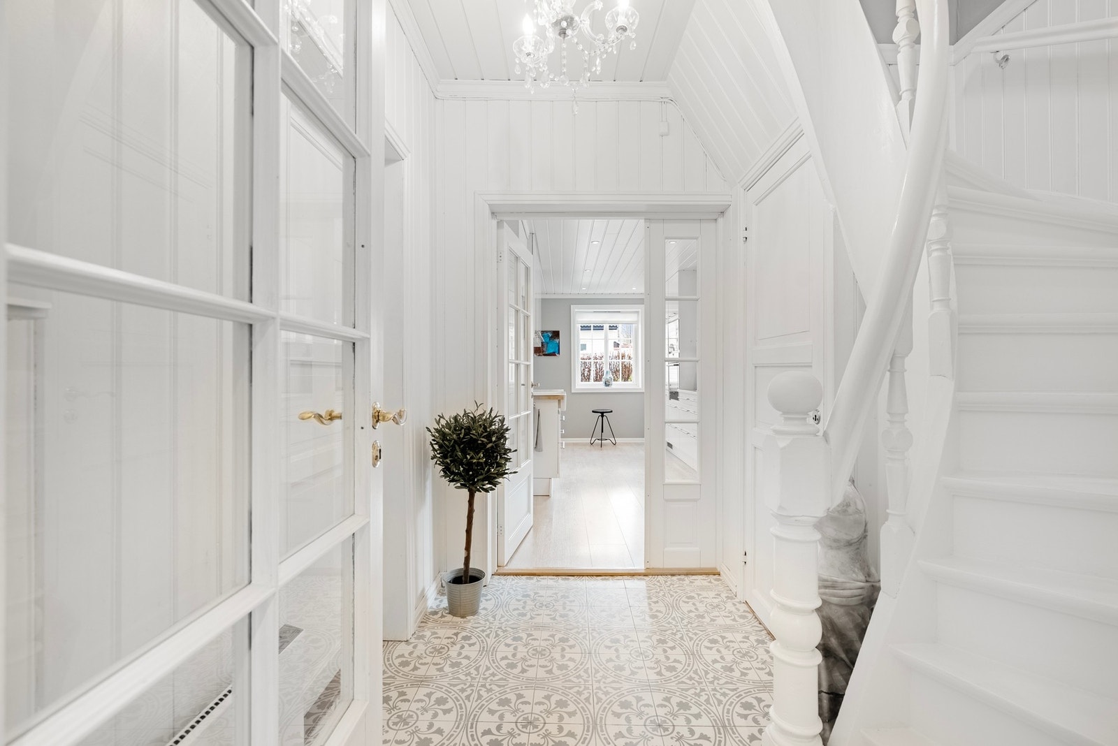 Innvendig fremstår boligen som pent holdt, med en harmonisk balanse mellom den opprinnelige sjarmen og moderne oppgraderinger som gir et tidsriktig og innbydende uttrykk Galleribilde