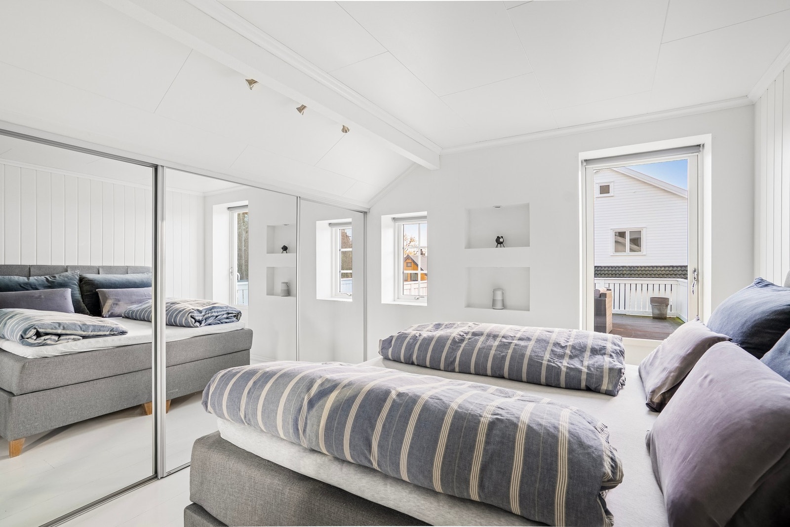 Soverommet har egen utgang til en terrasse som ligger over stuen i etasjen under, og gir både lys, luft og en hyggelig uteplass rett utenfor døren Galleribilde