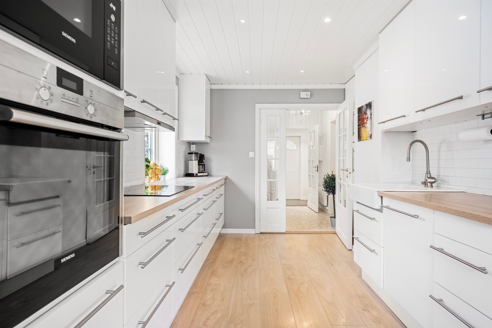 På kjøkkenet har du panel og downlights i taket, og rikelig med skap- og benkplass Galleribilde