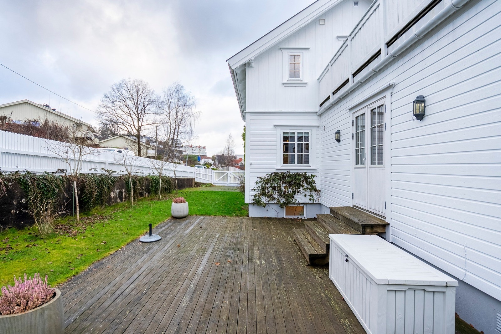 Boligens uteområder er noe lavere enn gatenivå og bidrar til at du får en mer privat uteplass Galleribilde