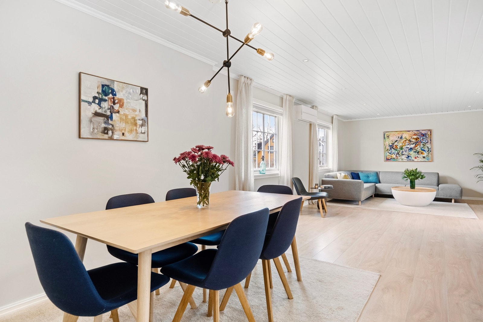 Boligen inneholder lyse, åpne og luftige oppholdsrom - her kan du flytte rett inn og tilføre ditt eget personlige preg Galleribilde