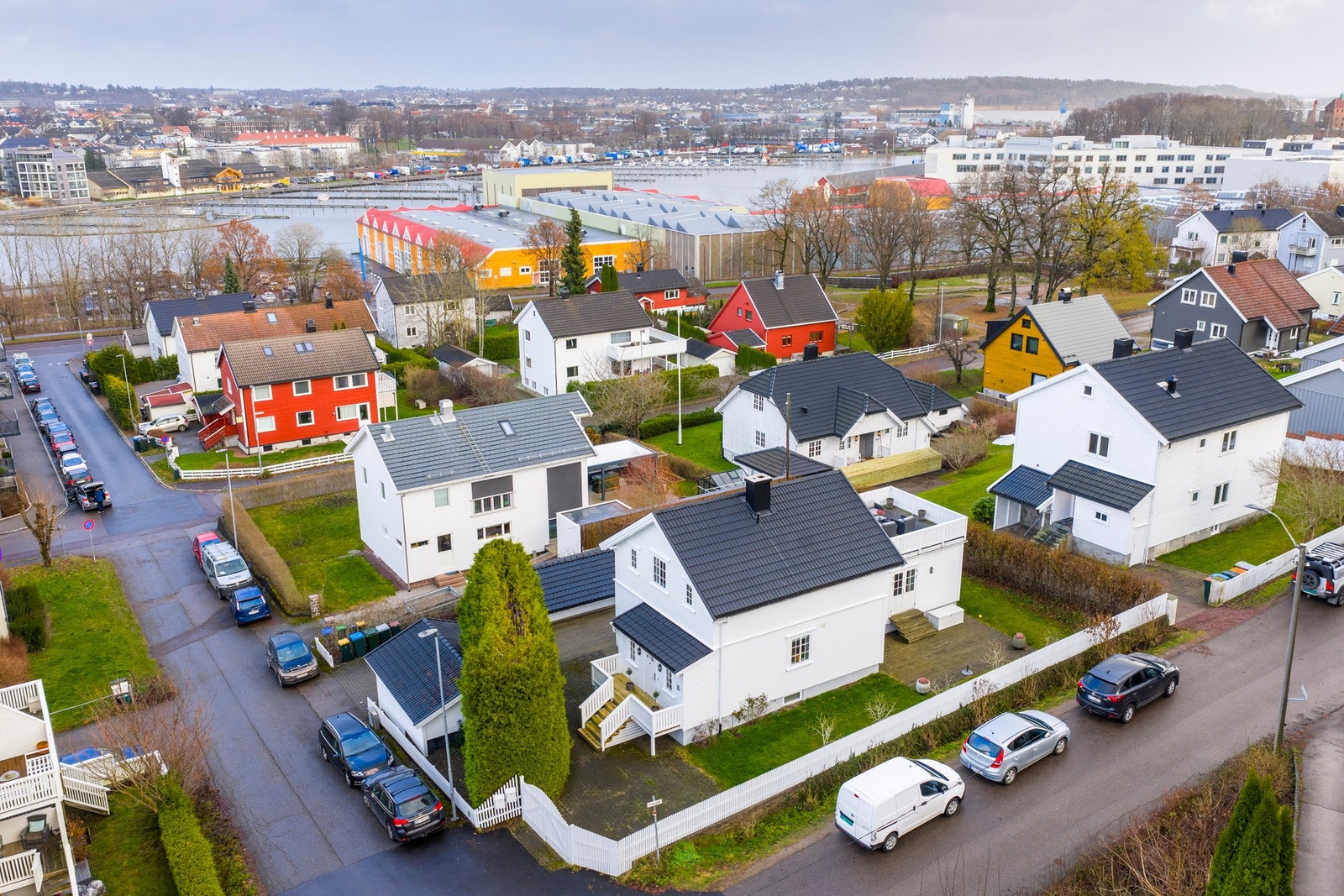 Barnevennlig tomt med gjerde og hekk som skaper en trygg og privat uteplass for både store og små Galleribilde