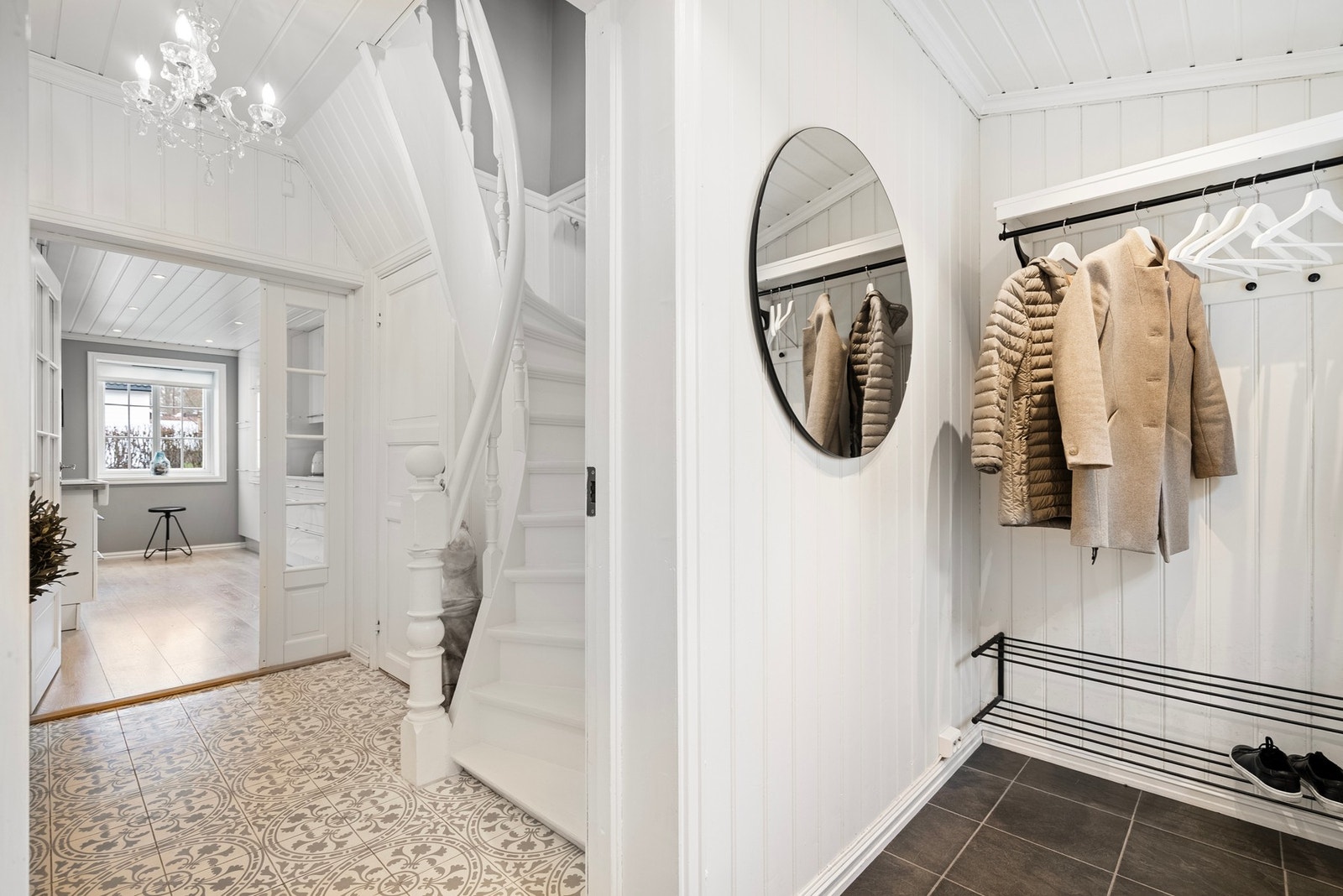 Lys og velkommen entré med plass til garderobe for enkel og ryddig oppbevaring av yttertøyet Galleribilde