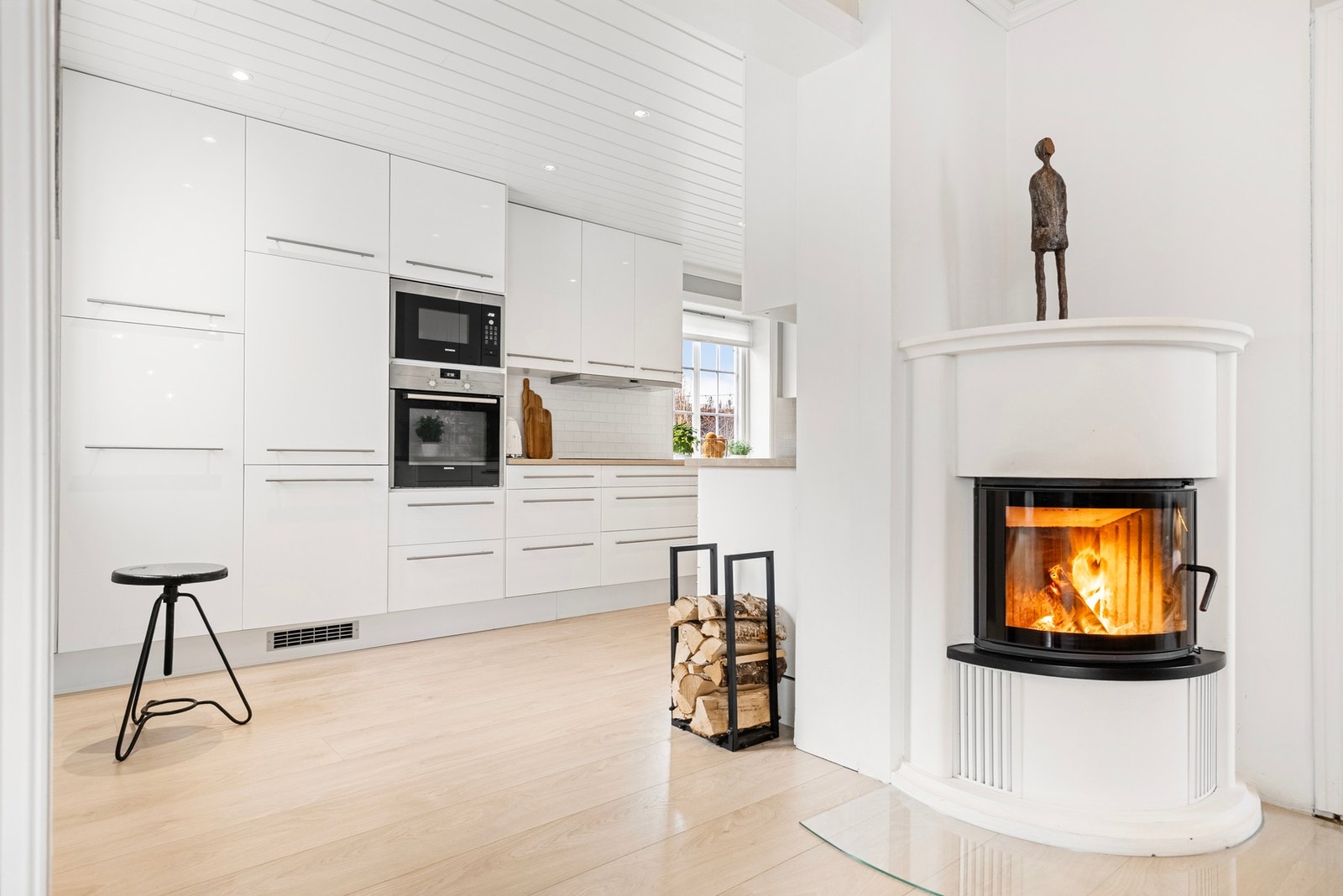 Overskap og høyskap som strekker seg til taket forsterker den åpne romfølelsen og gode takhøyde Galleribilde