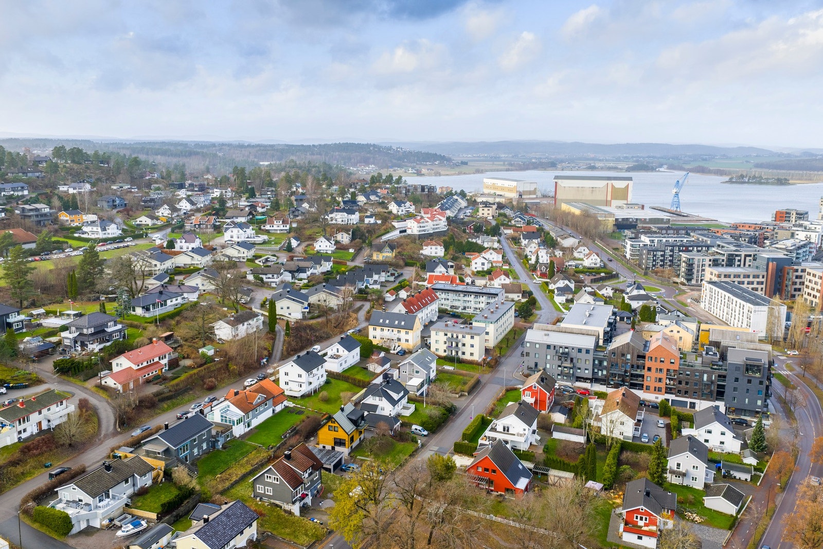 Boligen har en barnevennlig, men sentral beliggenhet like ved Kaldnes Galleribilde