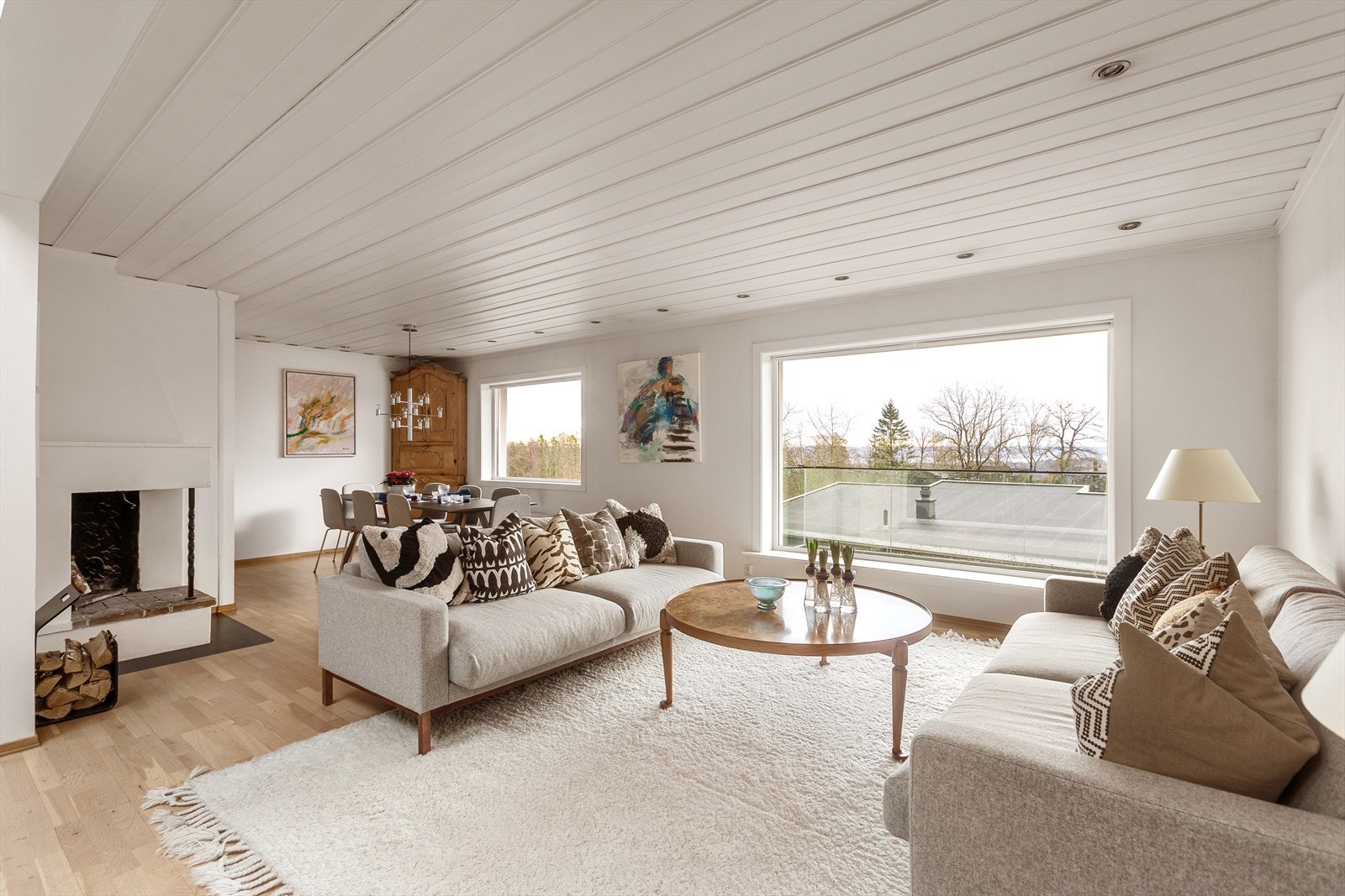 Vegg- og takoverflater er holdt i lyse og tidsriktige farger, noe som sammen med store vindusflater gir rikelig med naturlig lys og en behagelig romfølelse. Galleribilde