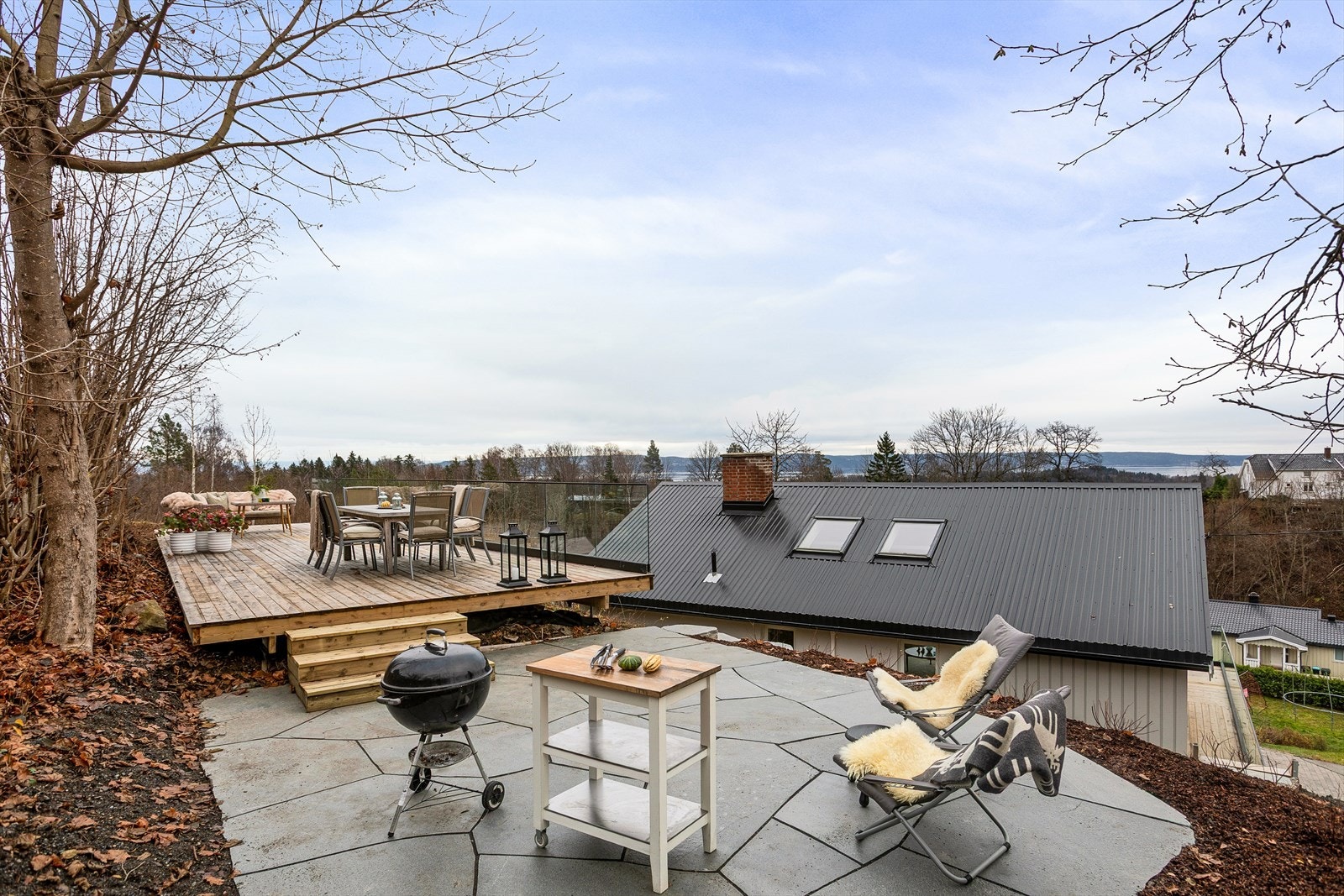 På nordsiden er det etablert en skiferbelagt platting på ca. 27 kvm samt en stor terrasse på ca. 45 kvm, oppført i 2025. Galleribilde