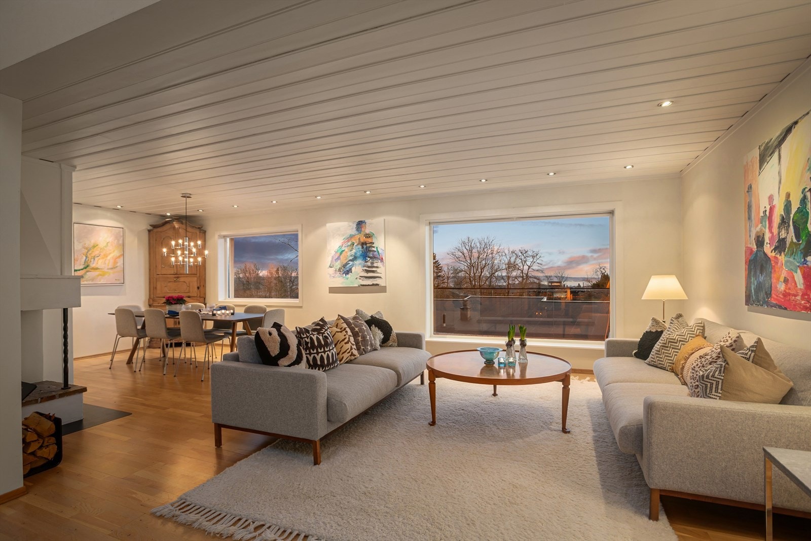 Stuen har en utforming som gir en naturlig inndeling mellom stue- og spisestuedel, med god plass til både sofagruppe og spisebord. Galleribilde