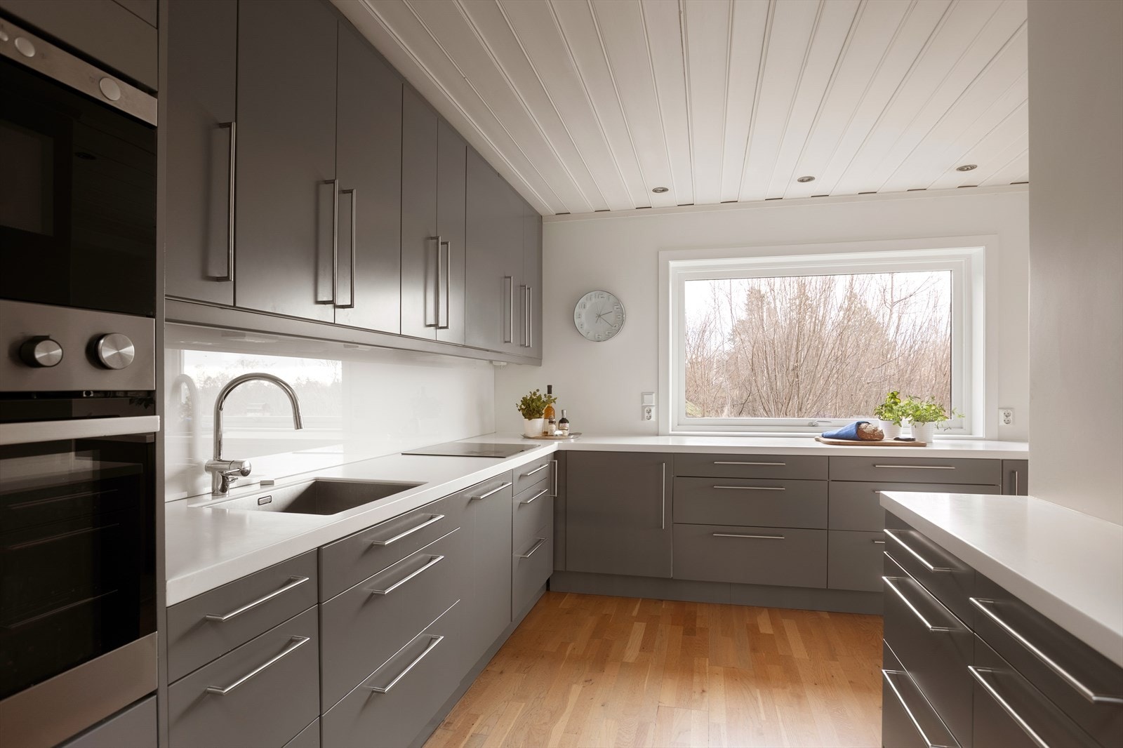 Kjøkkenet er utstyrt med integrerte hvitevarer bestående av induksjonsplatetopp, stekeovn, mikrobølgeovn og oppvaskmaskin. Galleribilde