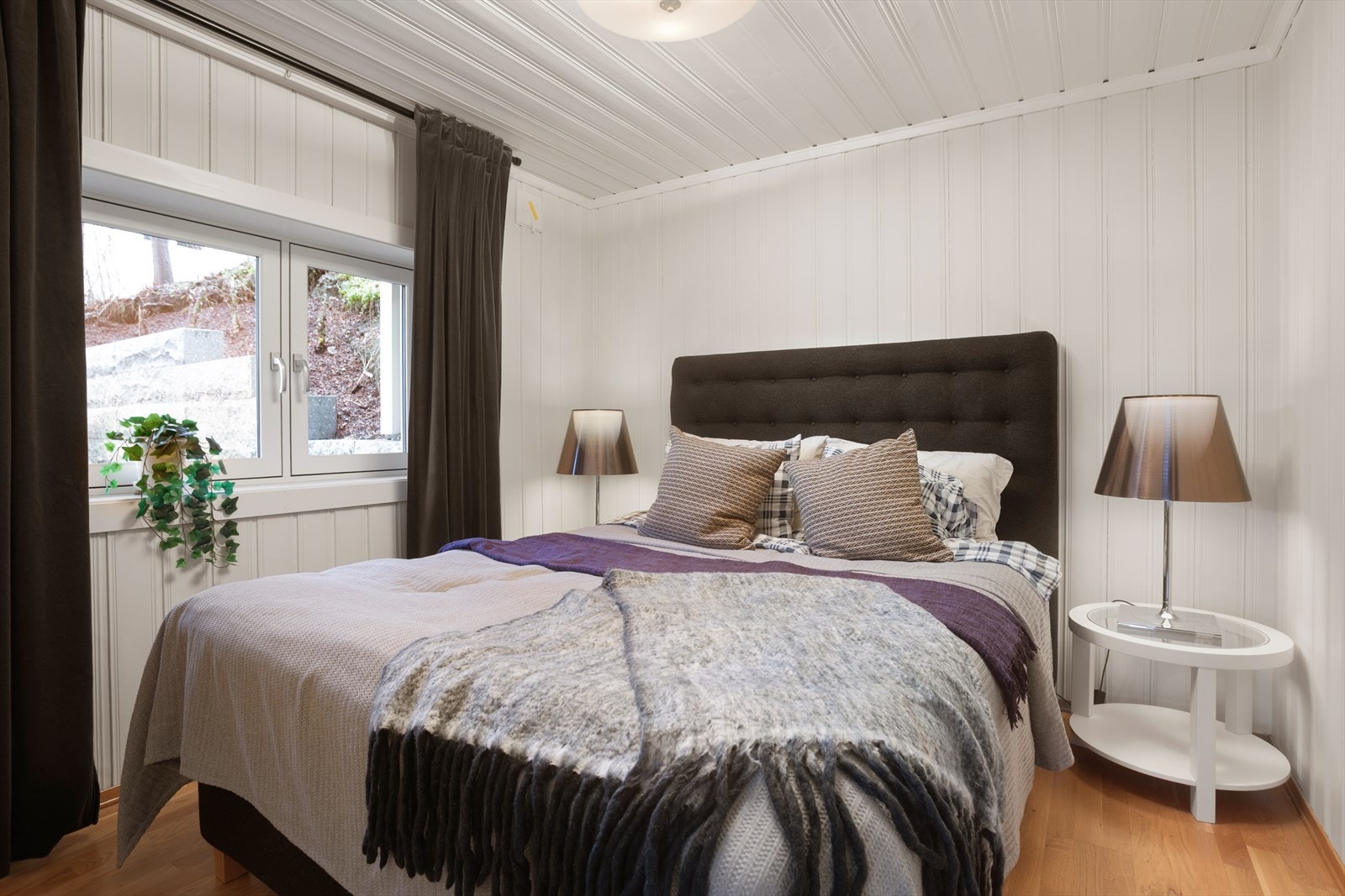 Boligen har tre soverom av god størrelse, alle med gjennomgående pene overflater og behagelig uttrykk. Galleribilde