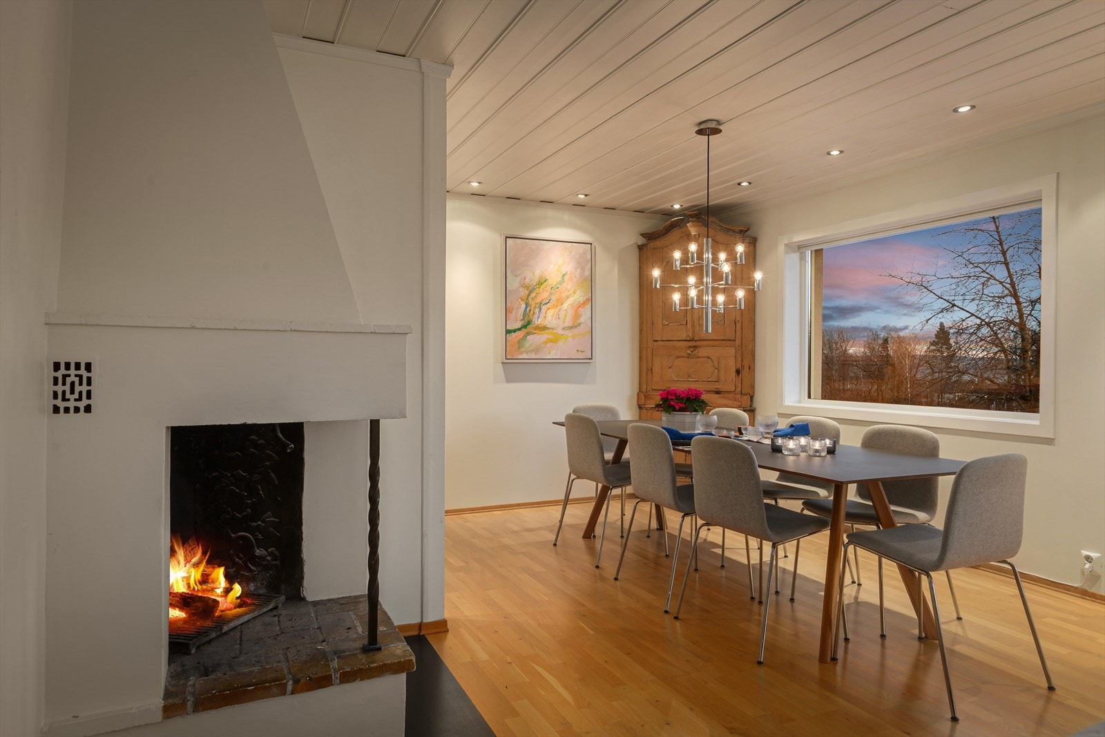 En hyggelig peis fungerer som et naturlig blikkfang og gir godt med varme på kjøligere dager. Galleribilde