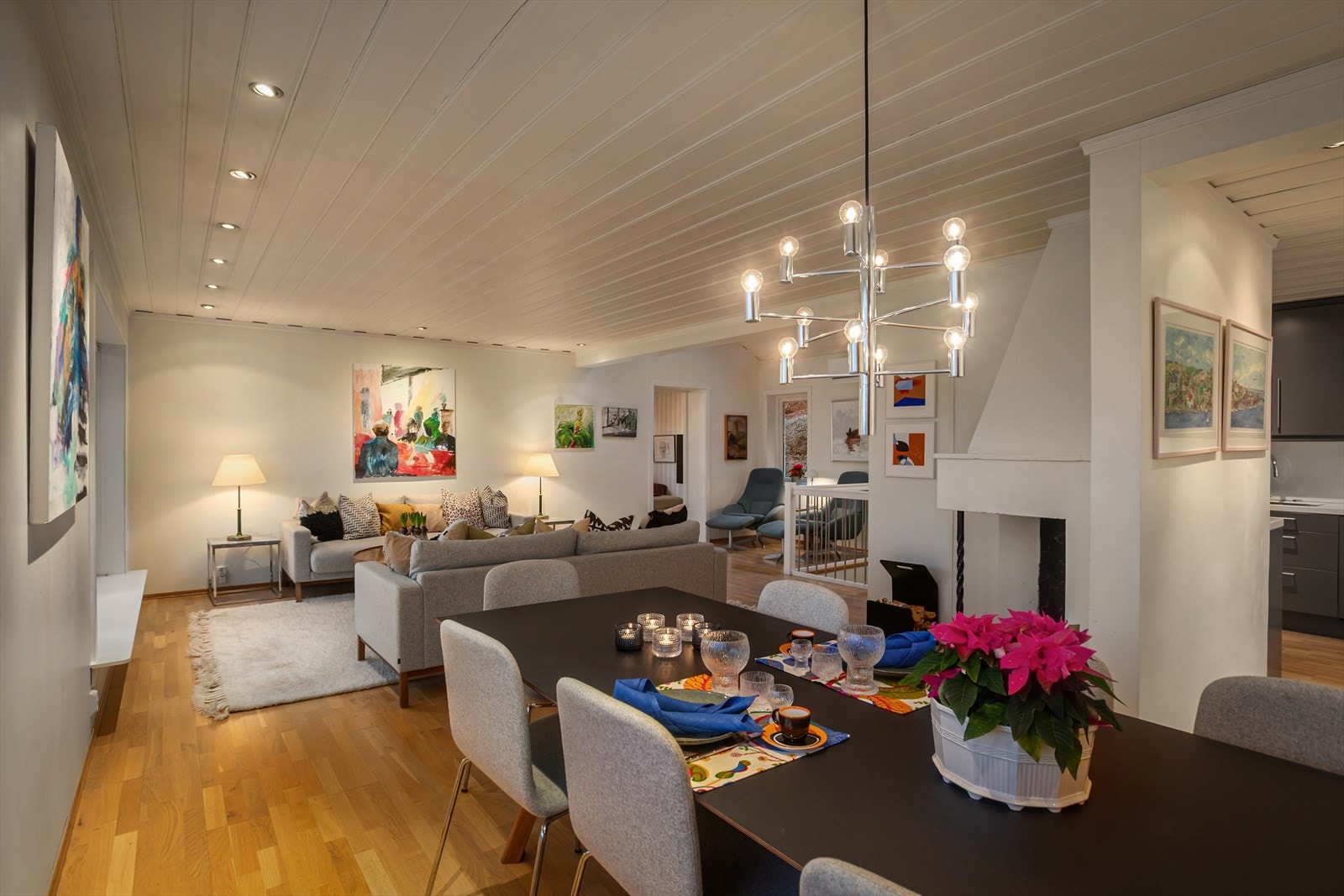 Rommet byr på en behagelig romfølelse og fungerer naturlig som boligens samlingspunkt, med god plass til både avslapning og sosialt samvær. Galleribilde