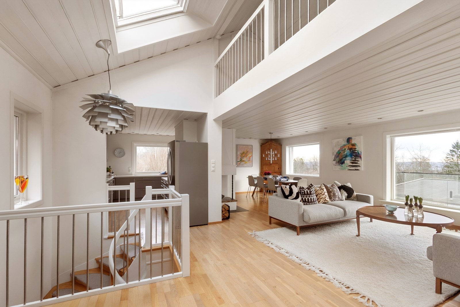 Boligen har en romslig og gjennomgående oppholdsavdeling med god standard på innredninger, overflater og utstyr. Galleribilde