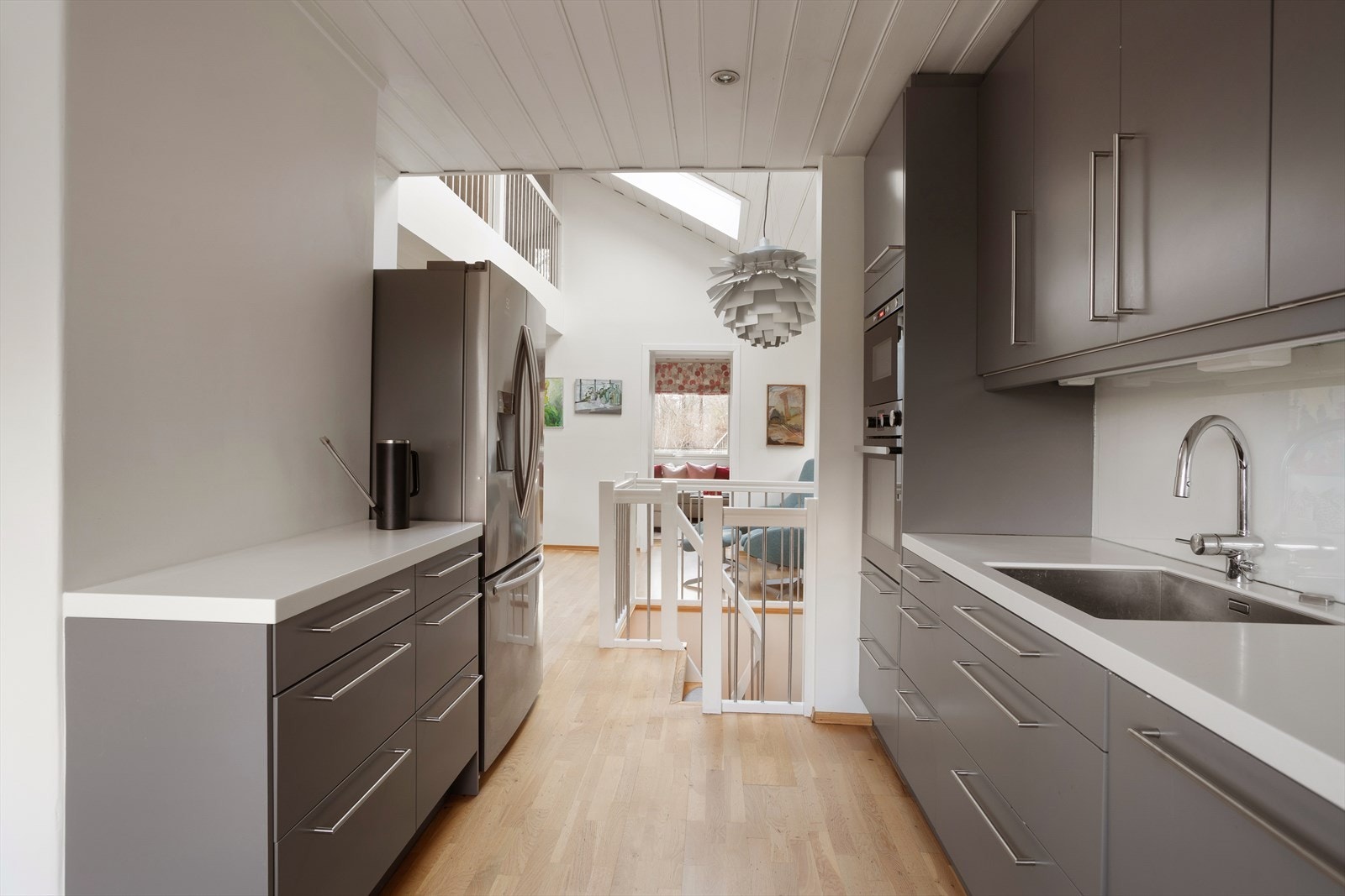 Delikat og romslig kjøkken med god standard og gjennomført materialvalg. Galleribilde