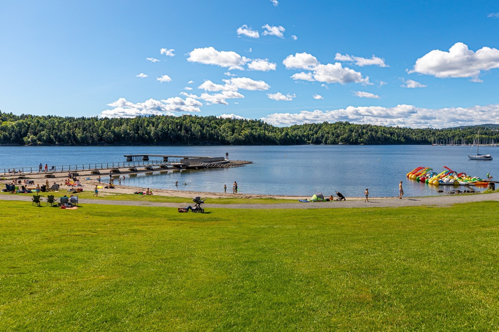 Hvalstrand Bad byr på idylliske omgivelser med sandstrand, svaberg og flotte bade og rekreasjonsmuligheter. Galleribilde