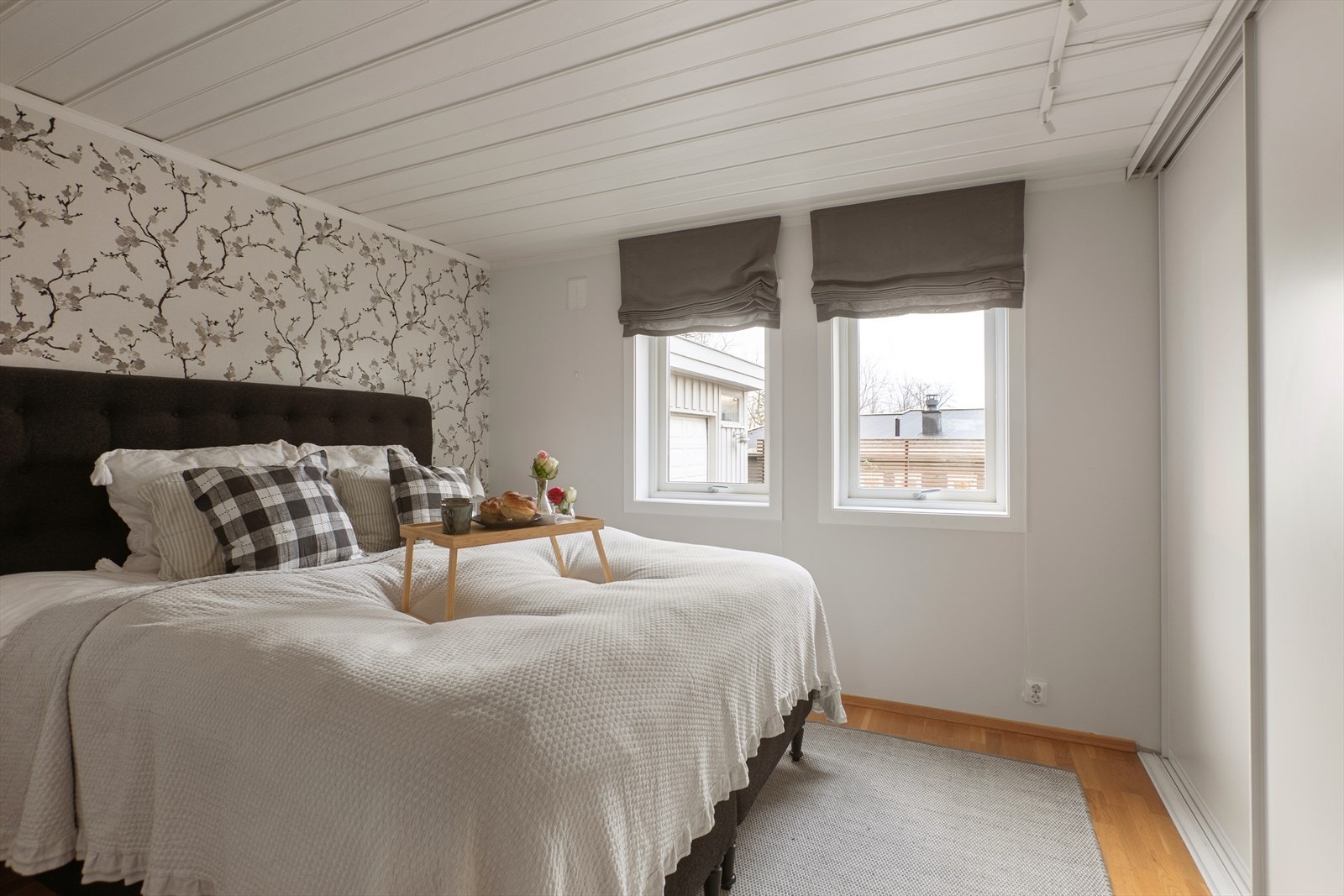 Hovedsoverommet har både malte flater og tapet på vegger samt praktisk skyvedørsgarderobe som gir rikelig med oppbevaringsplass. Galleribilde