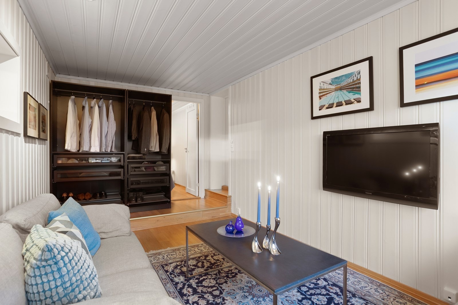 Kjellerstue med hyggelig sofakrok, plass til hjørnesofa og TV. Praktisk skap gir ekstra oppbevaringsmuligheter. Galleribilde