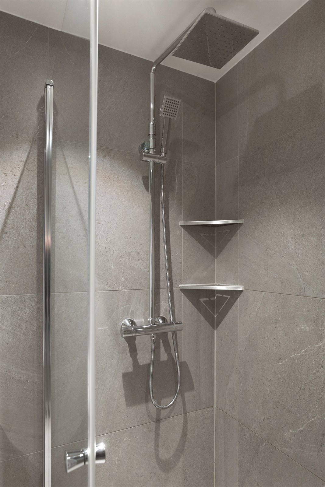 Boligen har totalt to baderom samt eget vaskerom, alle plassert i underetasjen. Galleribilde