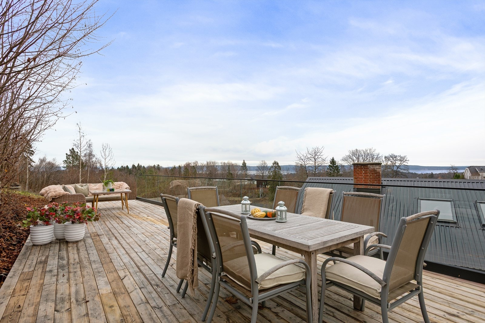 Tomten er tilrettelagt med steinlagte arealer, støttemurer og trappeløsninger som gir en ryddig, lettstelt og funksjonell utforming med enkel adkomst mellom nivåene. Galleribilde