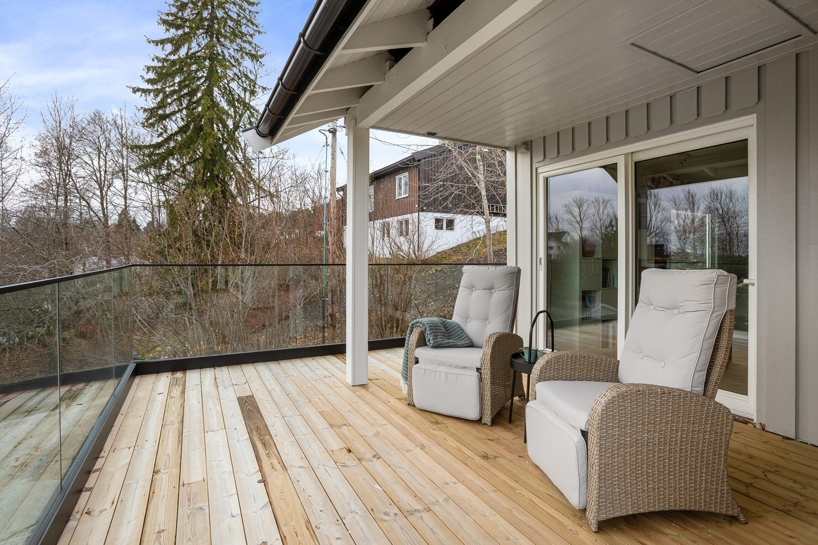 Her er det god plass til sittegrupper og utemøbler, og glassrekkverk gir et moderne uttrykk og skjermet følelse Galleribilde