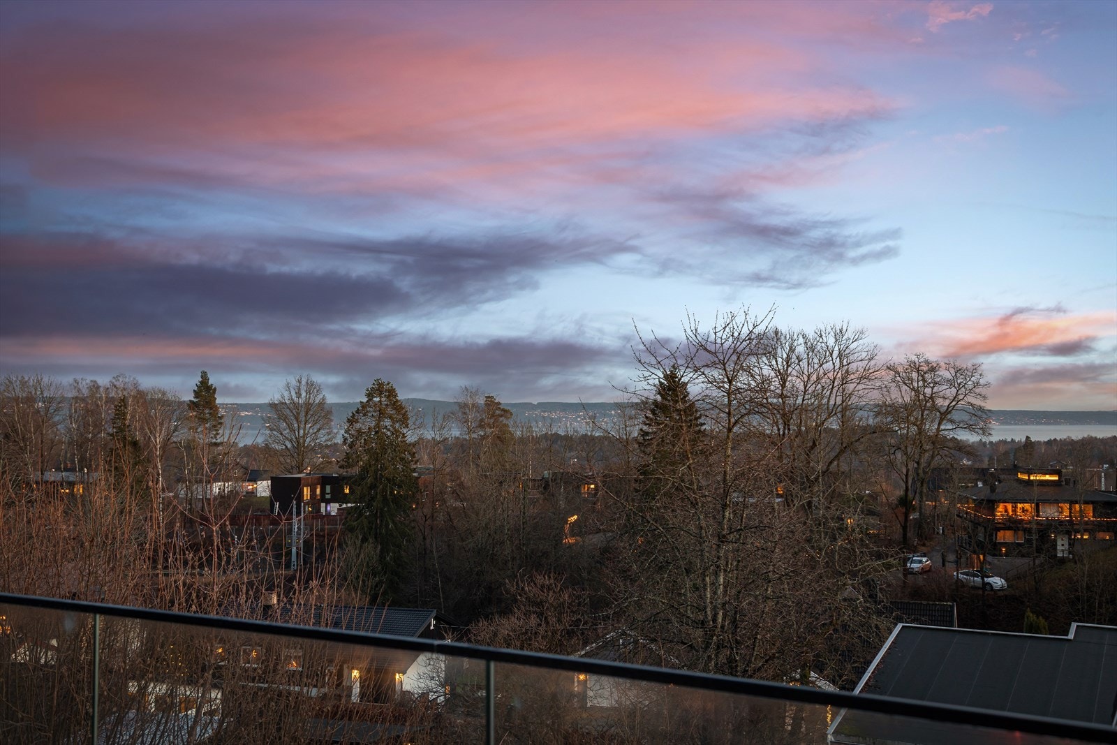 Jacob Neumanns vei 11B ligger i et rolig og barnevennlig boligområde på Øvre Vakås i Asker. Galleribilde