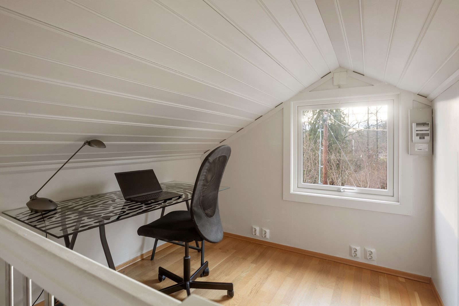 Den romslige gangen i andre etasje gir gode muligheter for å etablere et hjemmekontor, perfekt tilpasset en fleksibel arbeidshverdag. Galleribilde