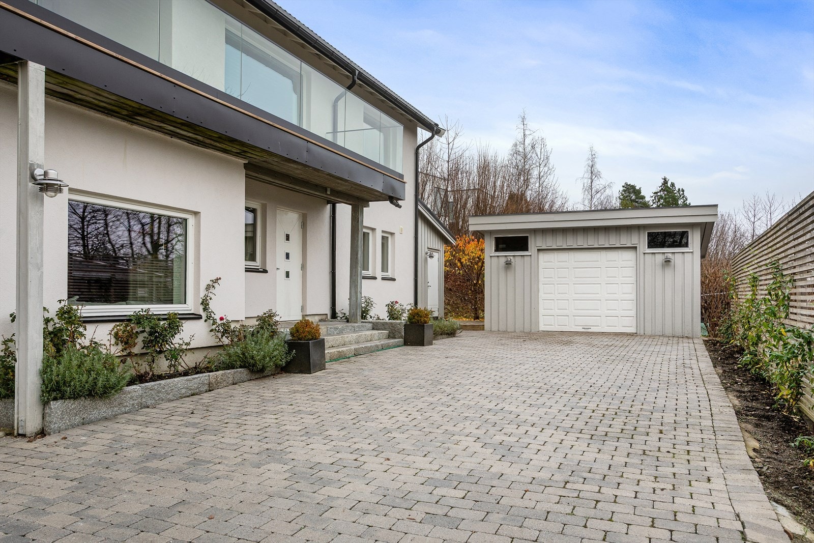 Eiendommen disponerer en frittstående garasje på ca. 20 kvm med plass til én bil, samt gode oppbevaringsmuligheter. Galleribilde