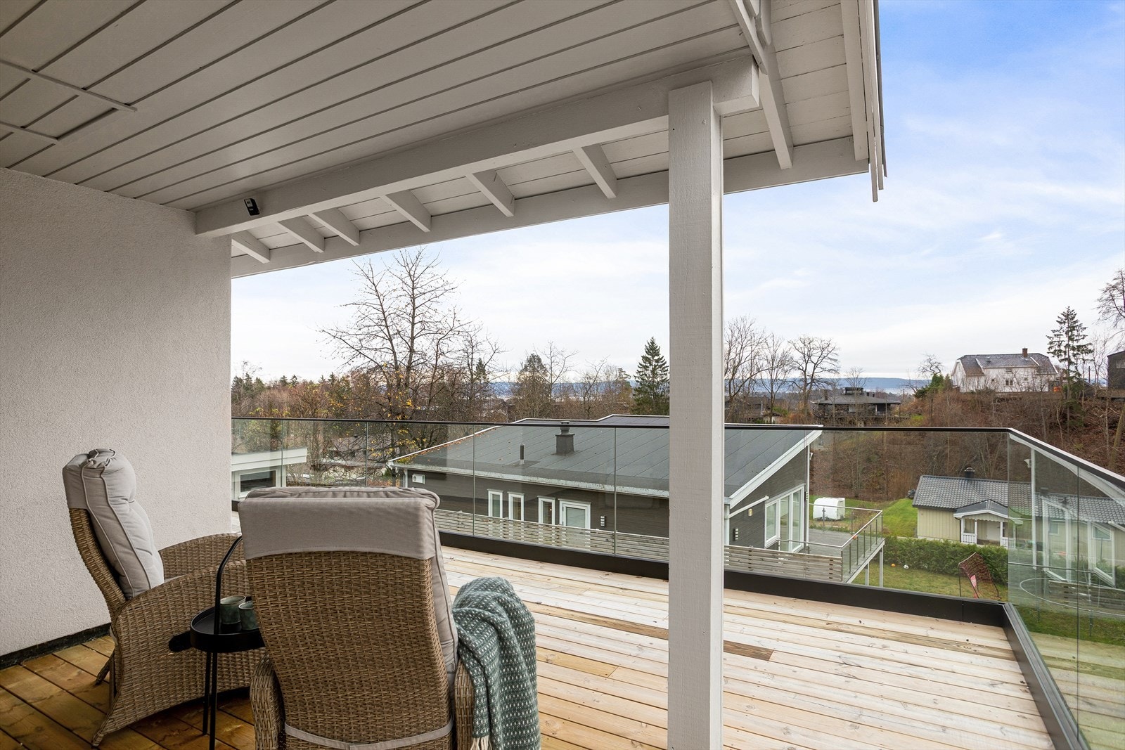 Mot sørvest ligger en romslig, delvis overbygd balkong på ca. 28 kvm med adkomst fra TV-stuen. Galleribilde