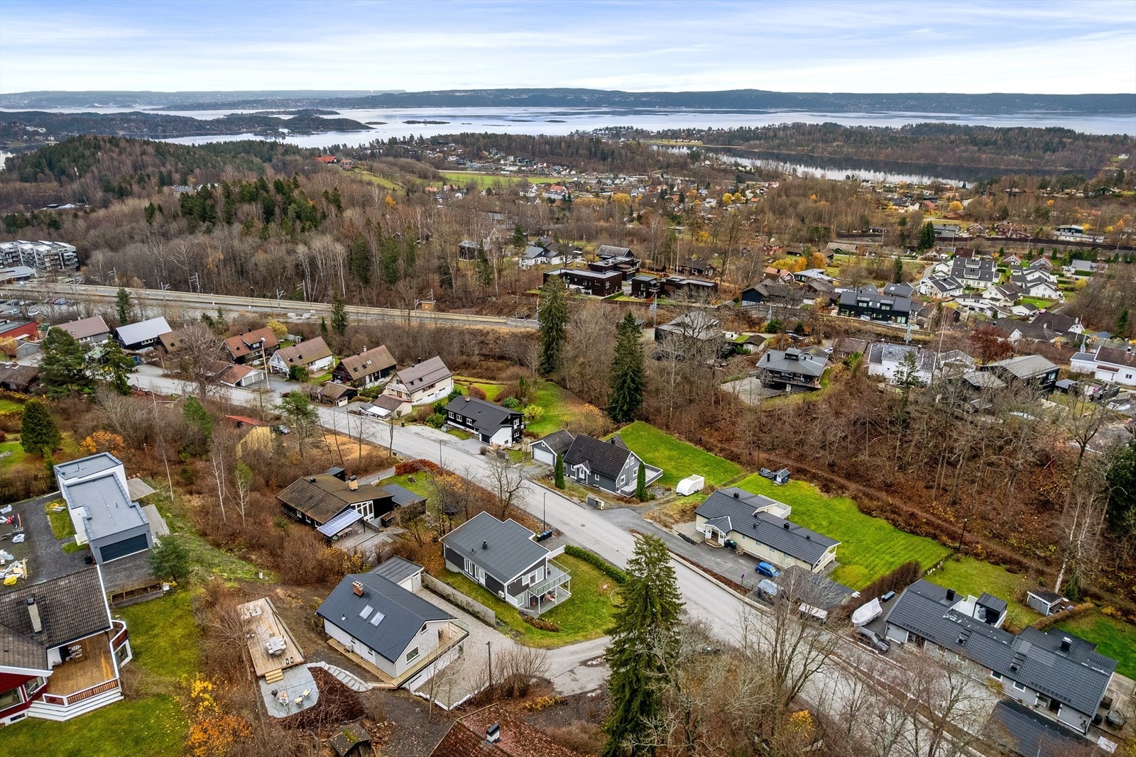 Området er kjent for sitt trygge bomiljø, gode solforhold og nærhet til både natur og sentrale servicetilbud, et ideelt sted for familier og dem som ønsker en kombinasjon av landlig ro og urbane kvaliteter. Galleribilde