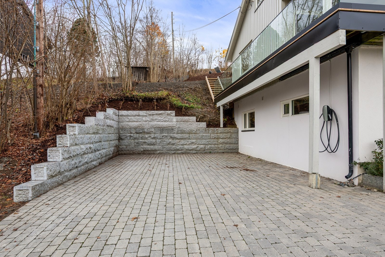 Det er installert elbillader. Arbeidet er utført av faglært elektriker. I juni 2021 installerte Nordstrand Elektro Tesla Wall Connector. Galleribilde