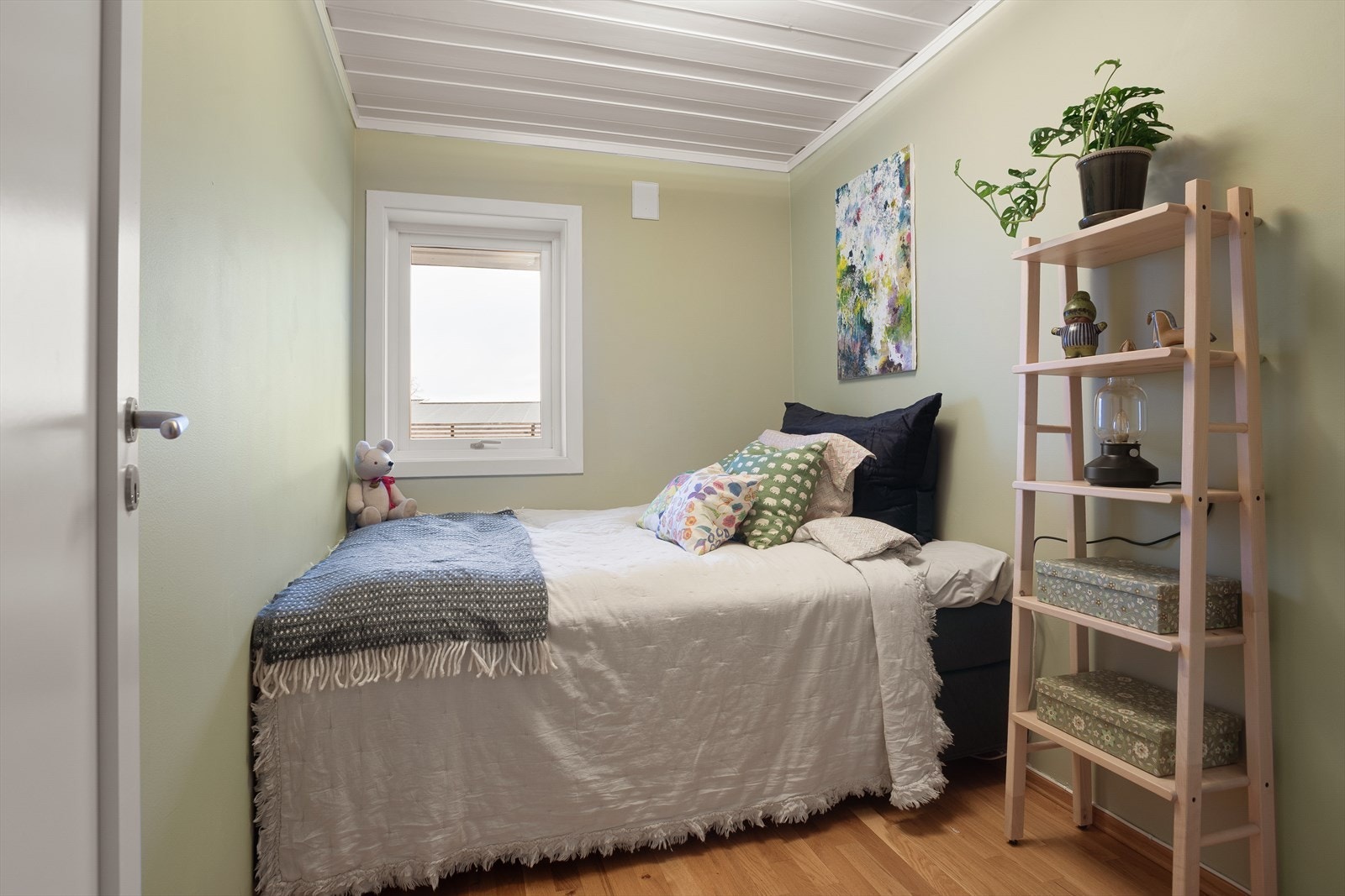 De øvrige soverommene har malte overflater, hvor ett rom har malt panel på vegger og gulvvarme, noe som gir ekstra komfort. Galleribilde