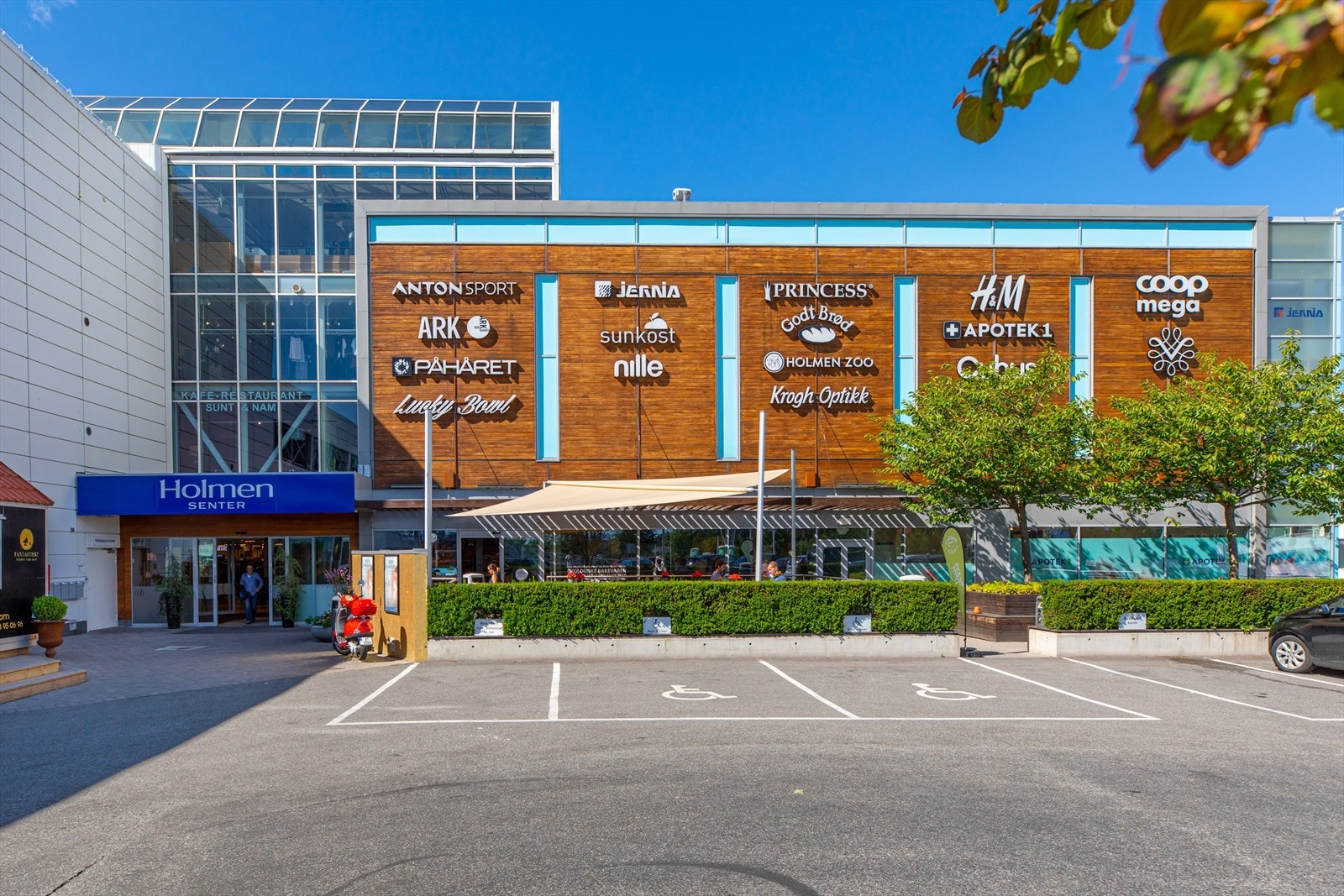 Holmen Senteret er et moderne og populært nærsenter med et bredt utvalg av butikker, serveringssteder og servicetilbud. Dekker de fleste daglige behov, med enkel adkomst og gode parkeringsmuligheter. Galleribilde