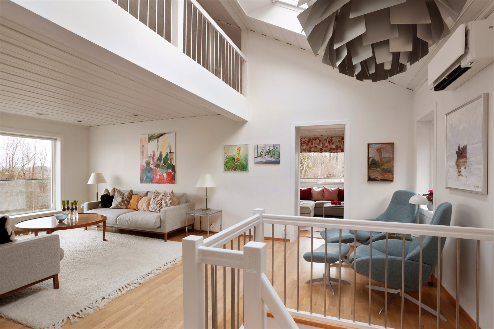 Boligen har en gjennomtenkt planløsning med lyse oppholdsrom, delikat kjøkken, tre soverom samt to baderom og eget vaskerom. Galleribilde