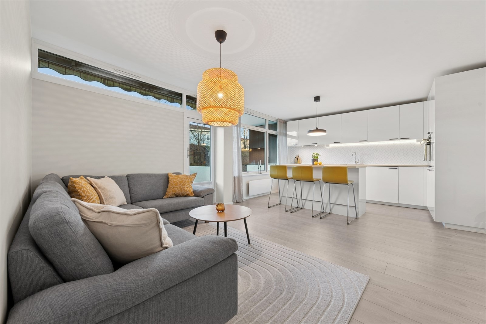 Stue/kjøkken er i en åpen og luftig løsning. Noe som gir en god romfølelse. Galleribilde